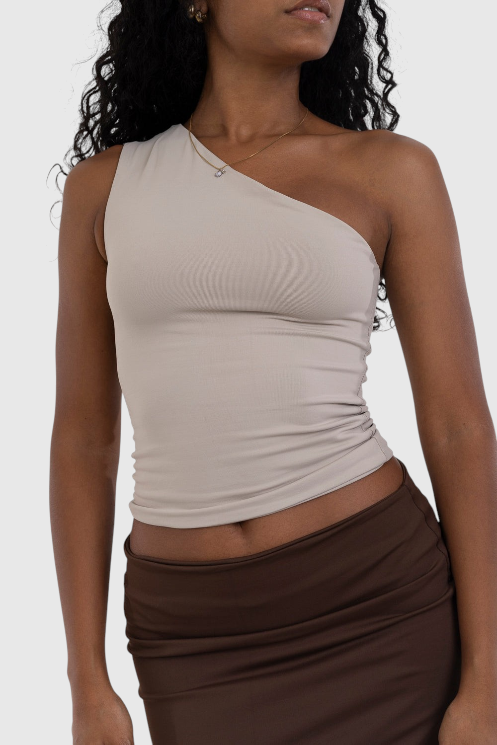 Modelo vestindo blusa nula manga bege LA MAGIE | Roupas Femininas Básicas e Estilosas em suplex de poliamida premium.