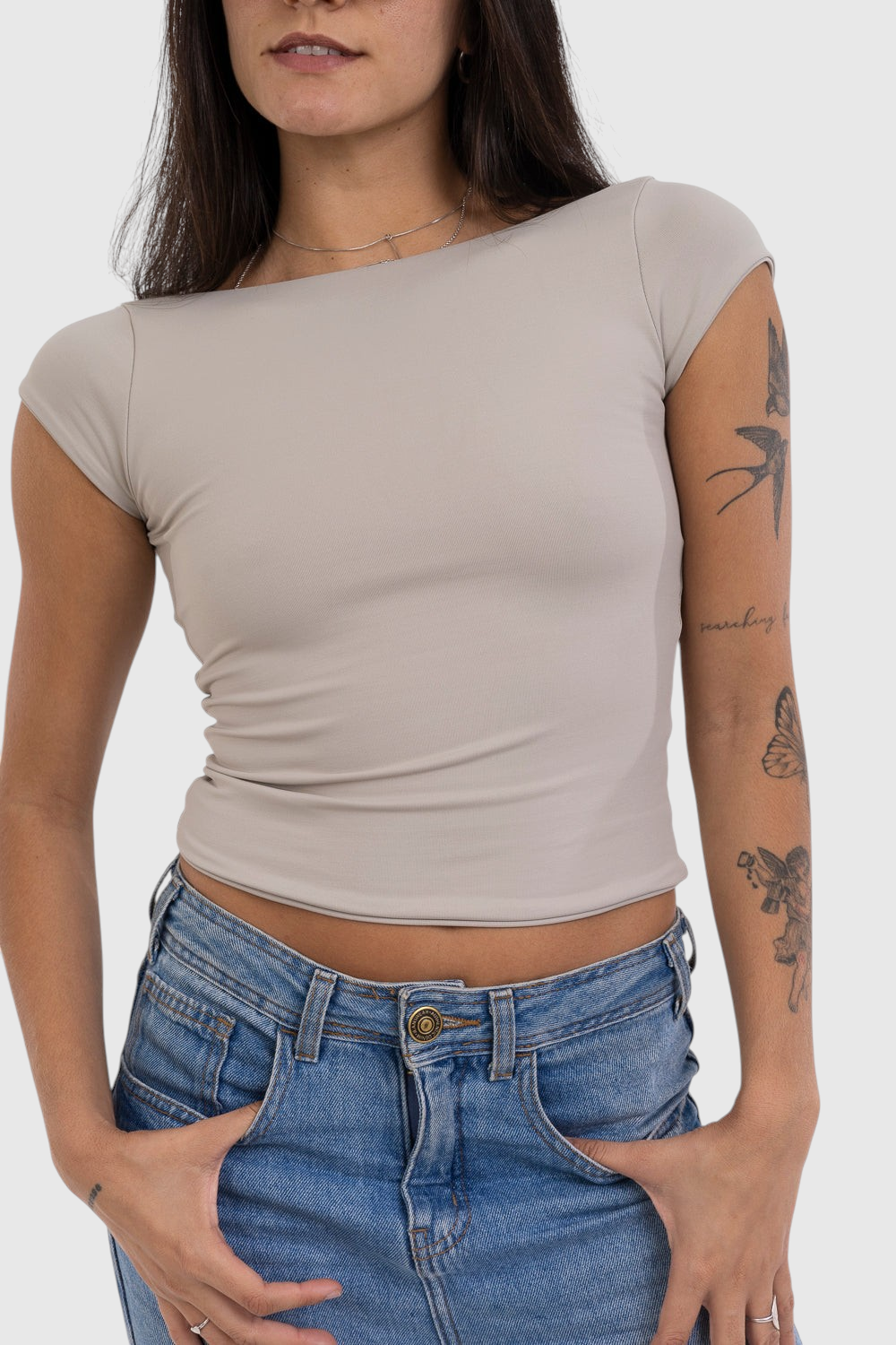 Blusa bege de manga curta LA MAGIE em suplex de poliamida com ajuste segunda pele e modelagem justa ao corpo