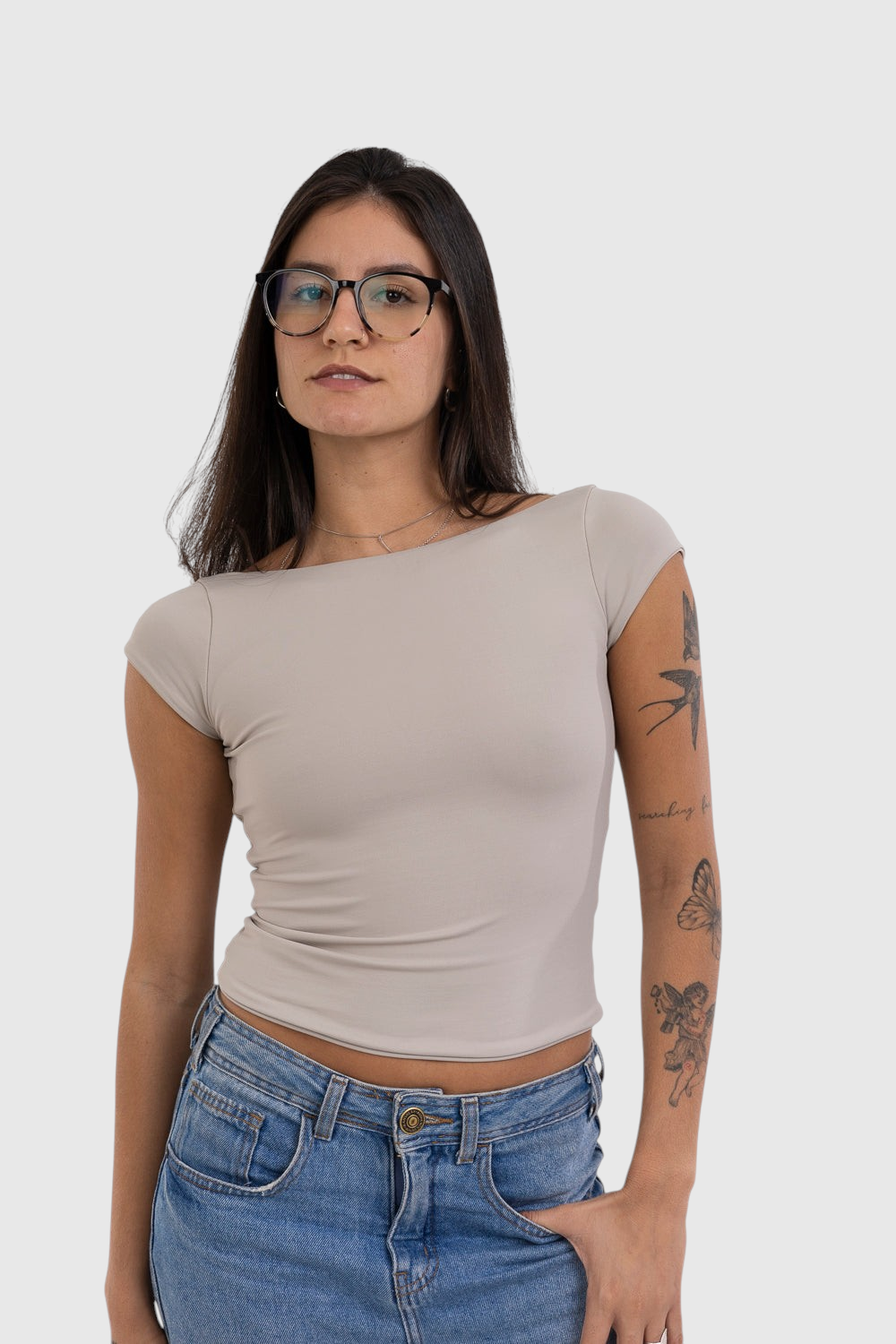Modelo usando blusa bege de manga curta LA MAGIE em suplex de poliamida com ajuste segunda pele e decote nas costas