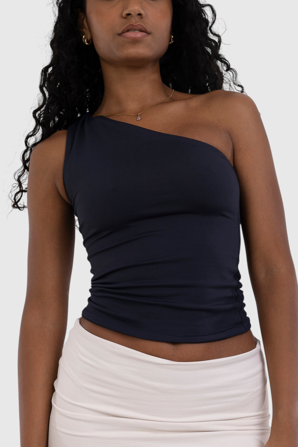 Modelo vestindo blusa preta nula manga LA MAGIE | Roupas Femininas Básicas e Estilosas em suplex de poliamida premium.