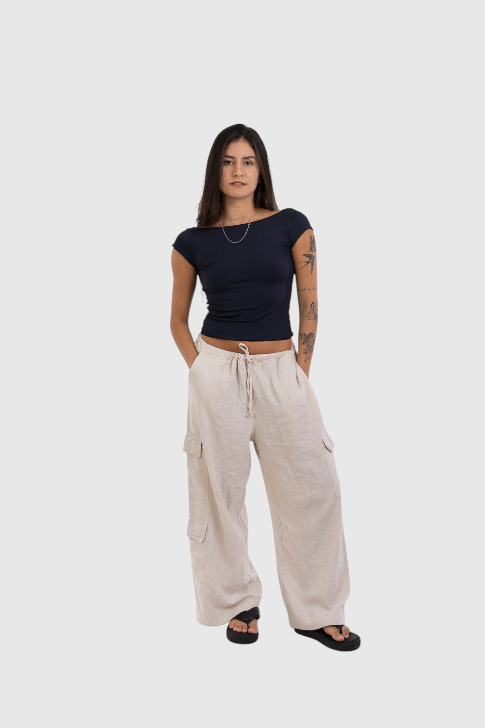 Modelo vestindo blusa preta de manga curta LA MAGIE | Roupas Femininas Básicas e Estilosas com costas abertas em suplex