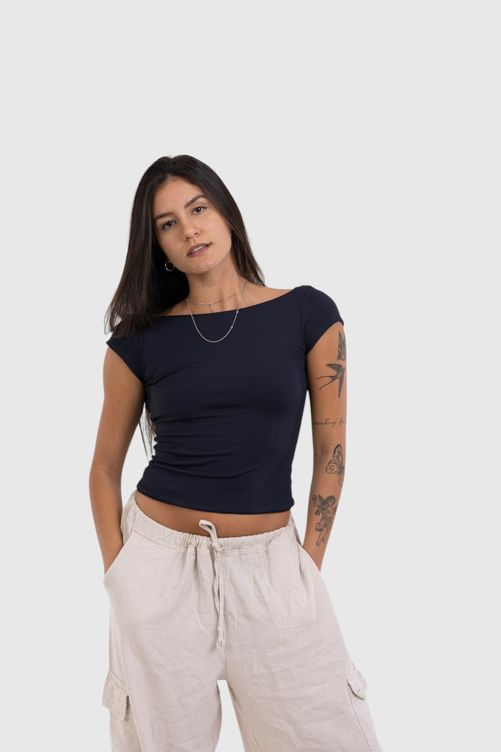 Modelo vestindo blusa preta de manga curta LA MAGIE com ajuste segunda pele em suplex de poliamida premium.