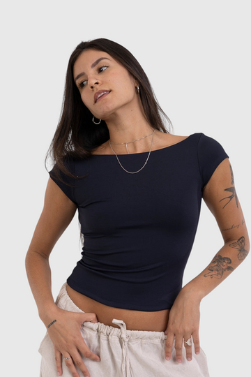 Modelo vestindo blusa preta de manga curta LA MAGIE | Roupas Femininas Básicas e Estilosas em suplex de poliamida