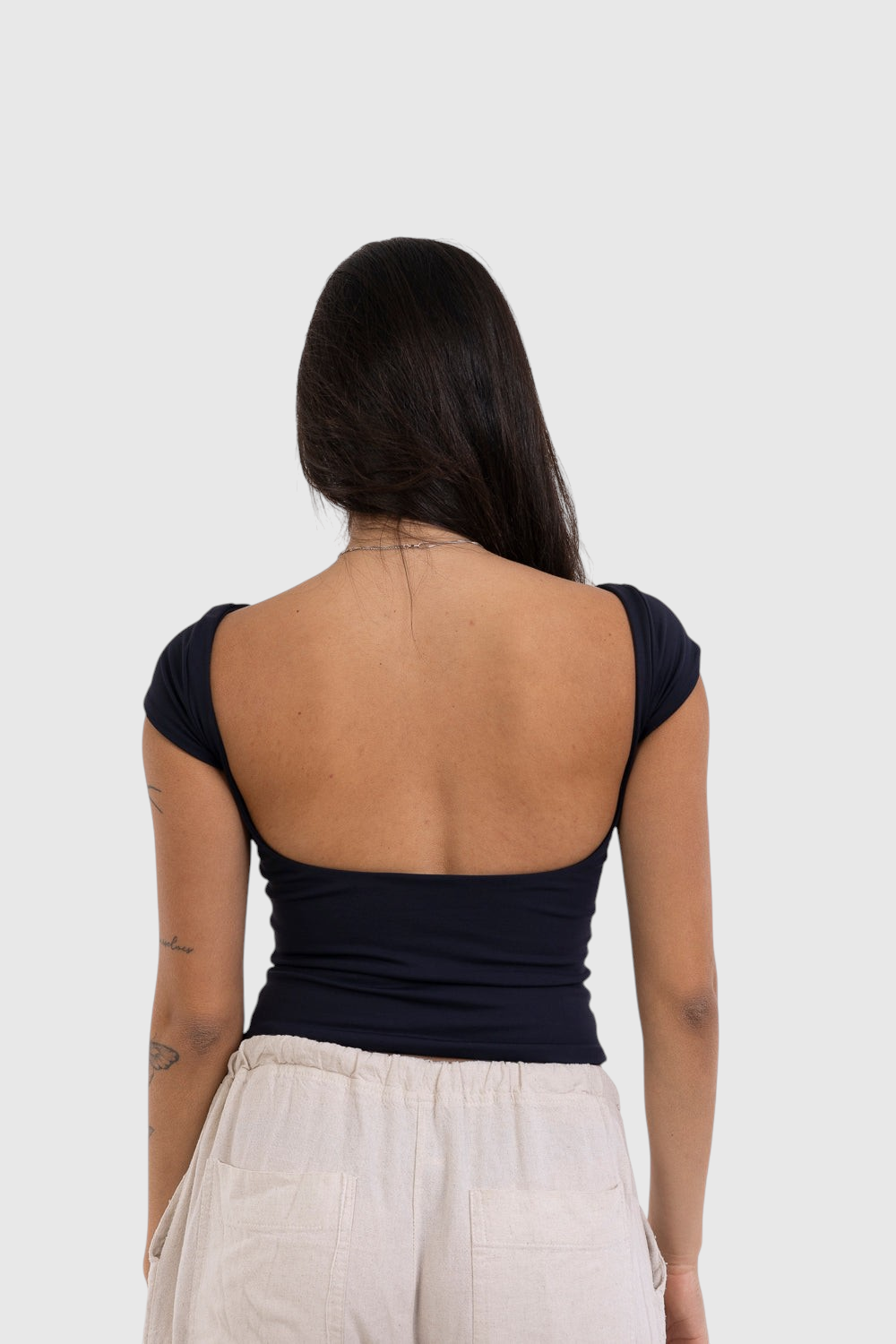 Blusa preta LA MAGIE | Roupas Femininas Básicas e Estilosas com mangas curtas e decote profundo nas costas