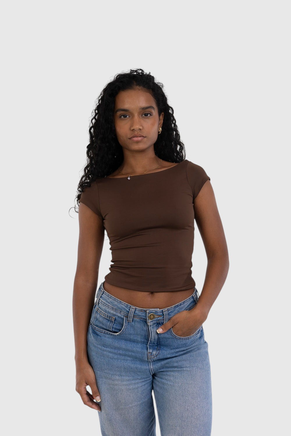 Modelo veste blusa marrom de manga curta LA MAGIE em suplex de poliamida com ajuste segunda pele e costas abertas