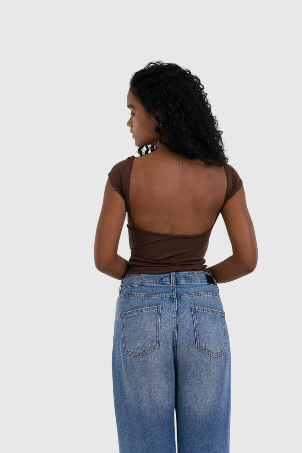 Modelo vestindo blusa marrom LA MAGIE | Roupas Femininas Básicas e Estilosas com decote aberto nas costas e mangas