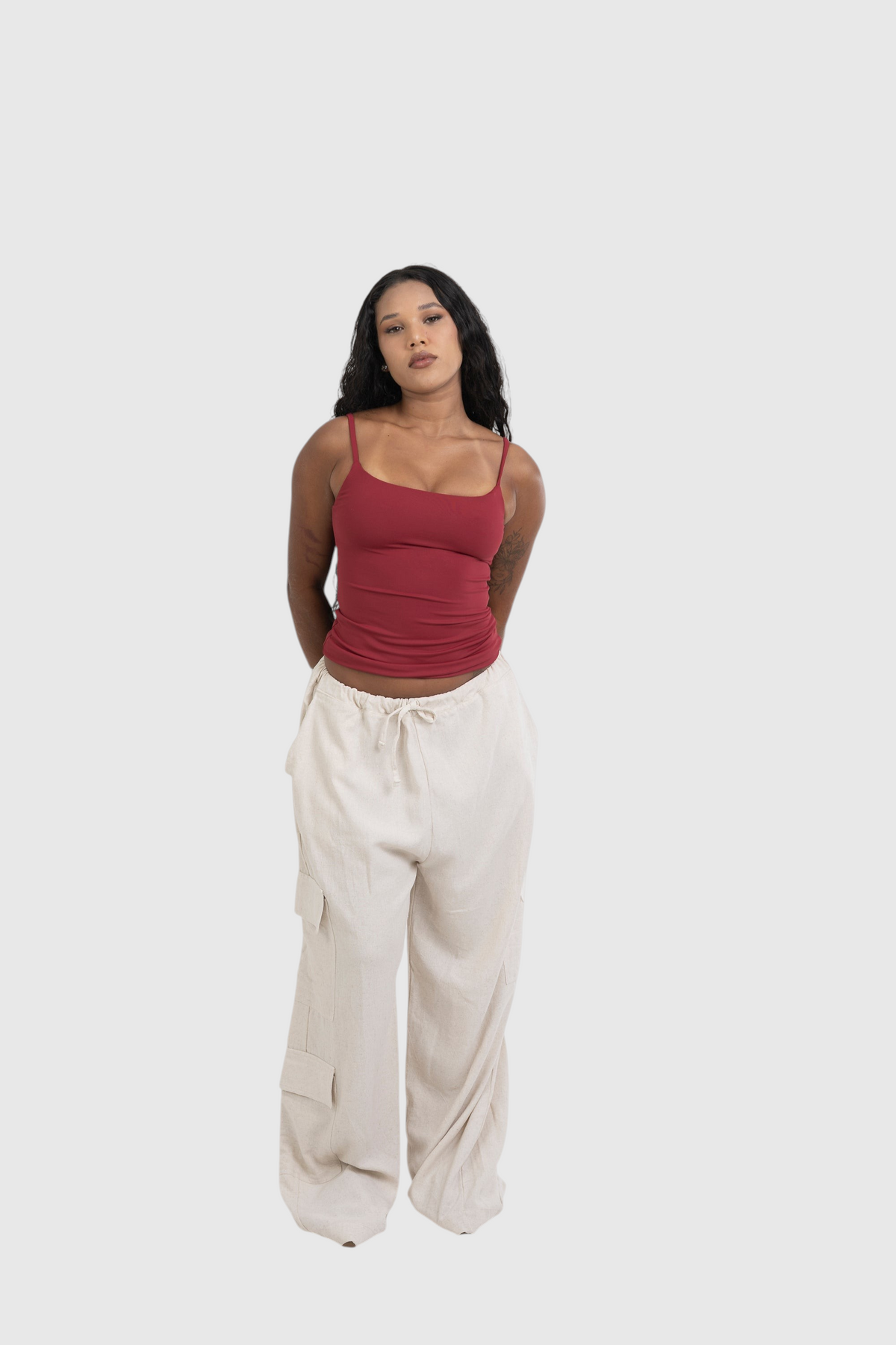 Modelo vestindo blusa regata vermelha de alça fina LA MAGIE | Roupas Femininas Básicas e Estilosas em suplex premium