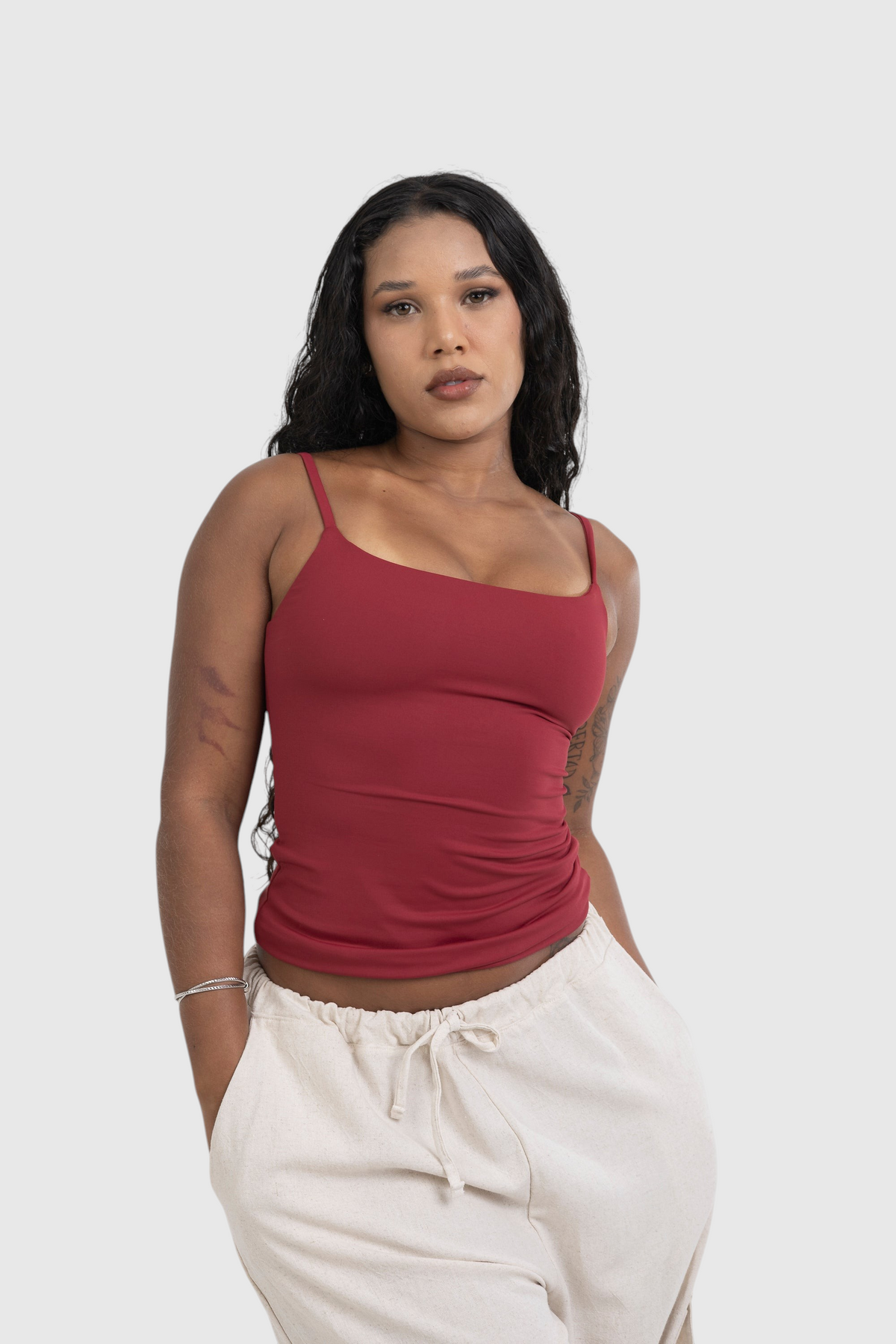 Modelo vestindo blusa regata cherry de alça fina em suplex de poliamida premium da LA MAGIE | Roupas Femininas Básicas e Estilosas