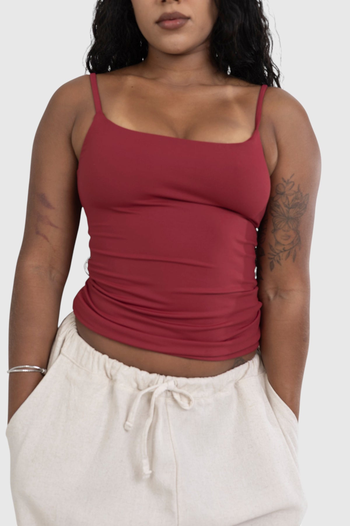 Blusa regata LA MAGIE | Roupas Femininas Básicas e Estilosas na cor cherry, com alças finas e tecido suplex premium.