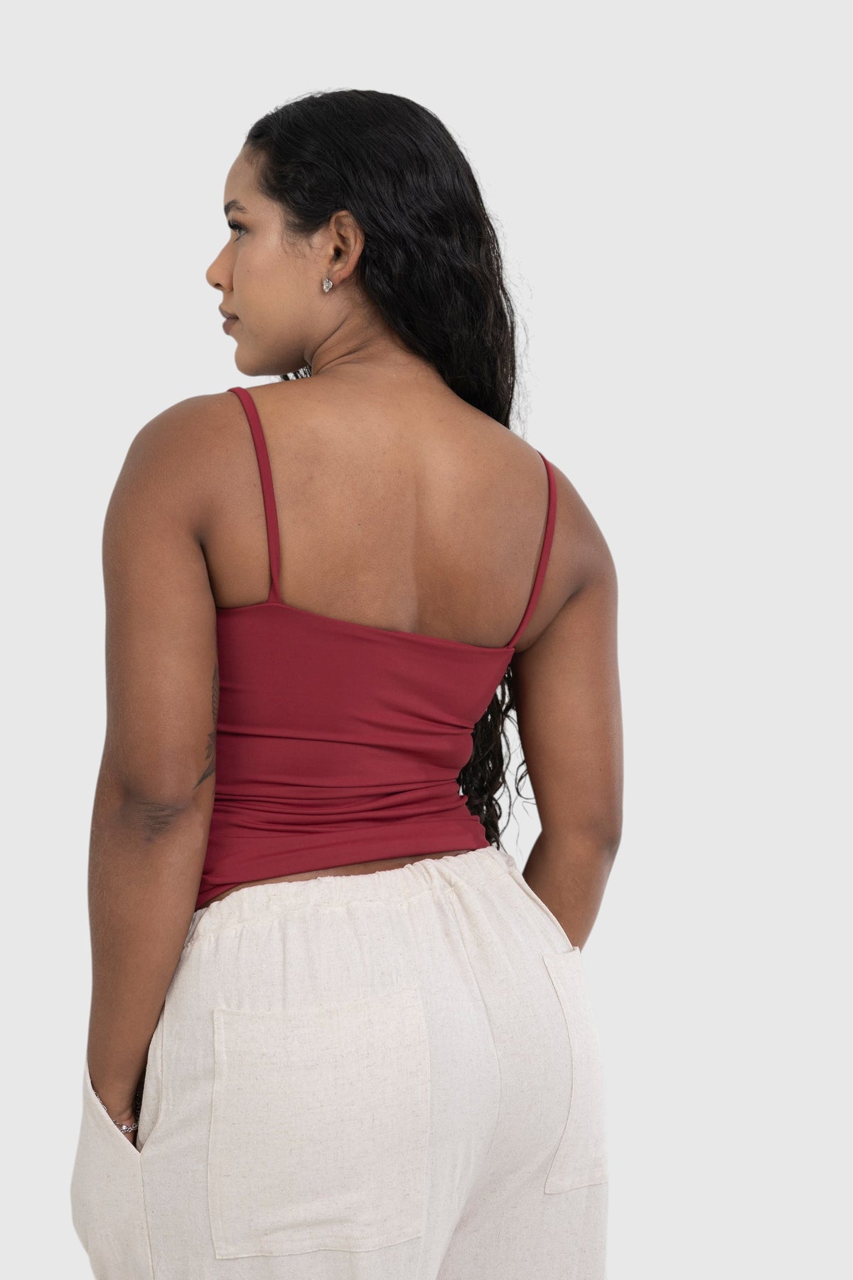 Modelo de costas vestindo blusa regata cherry de alça fina em suplex de poliamida da LA MAGIE | Roupas Femininas Básicas e Estilosas