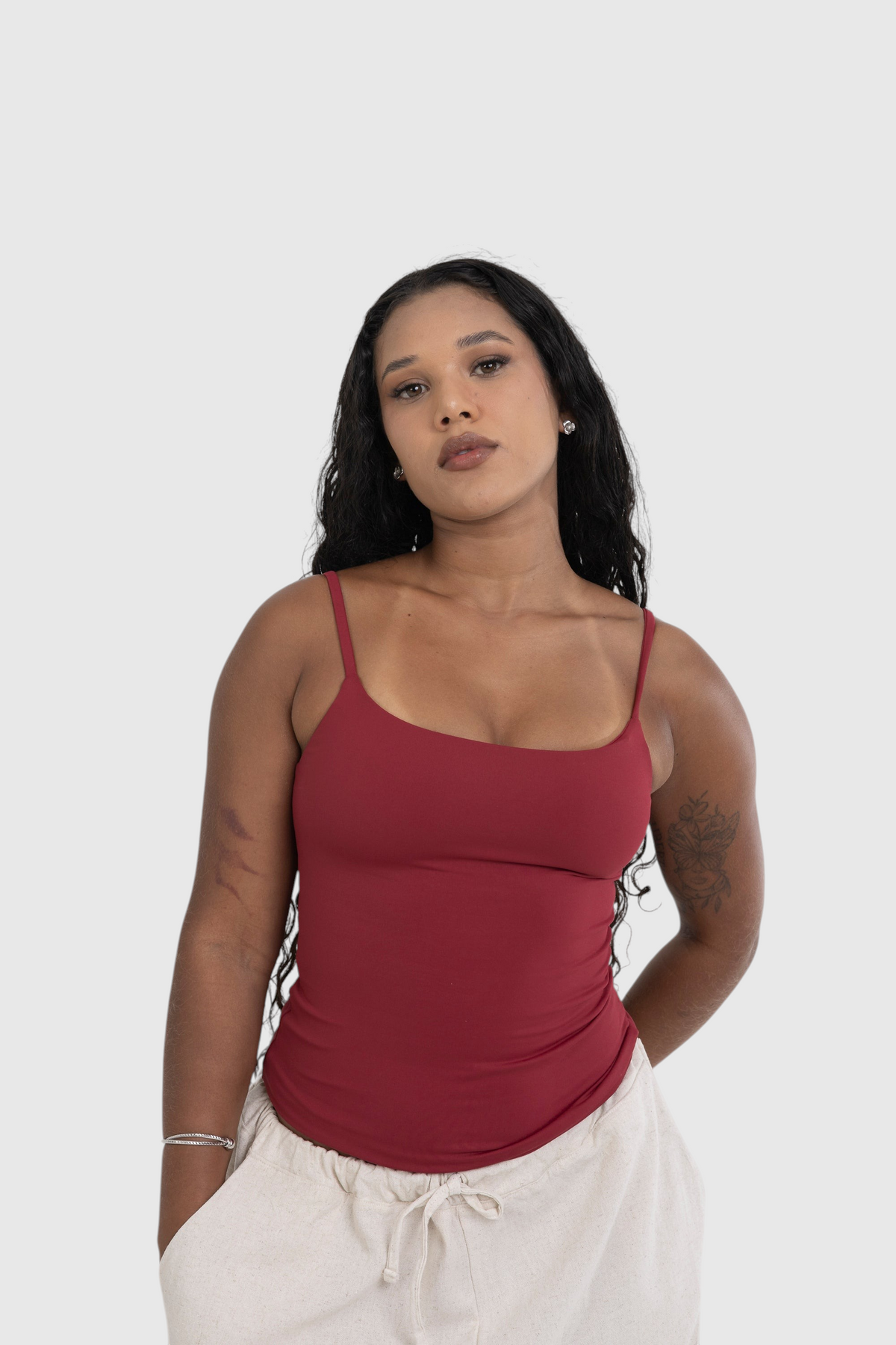 Modelo vestindo blusa regata cherry de alça fina em suplex de poliamida premium da LA MAGIE | Roupas Femininas Básicas e Estilosas