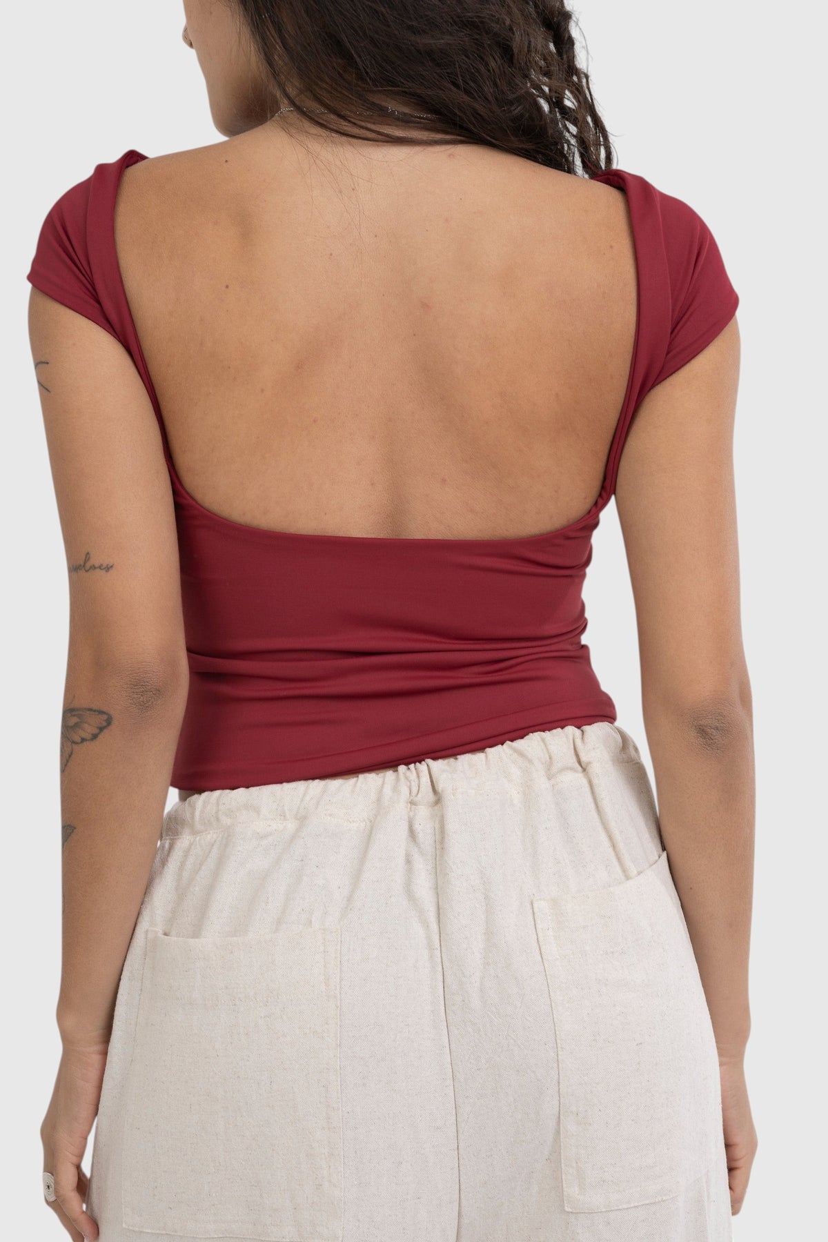 Blusa LA MAGIE | Roupas Femininas Básicas e Estilosas vermelha de manga curta com costas abertas em suplex de poliamida