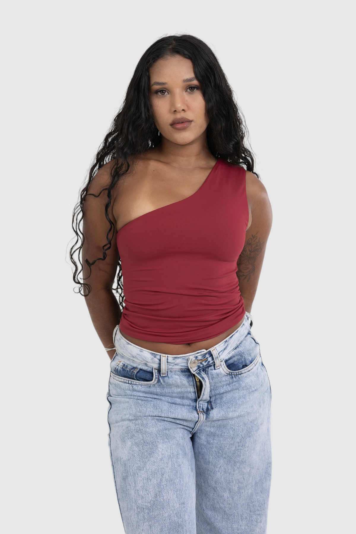 Modelo vestindo blusa nula manga vermelha LA MAGIE | Roupas Femininas Básicas e Estilosas em suplex de poliamida.