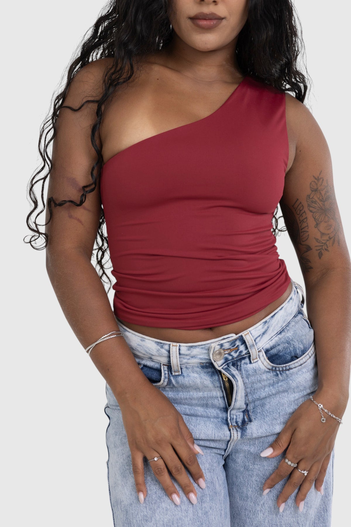 Modelo vestindo blusa nula manga LA MAGIE | Roupas Femininas Básicas e Estilosas na cor cherry em suplex de poliamida