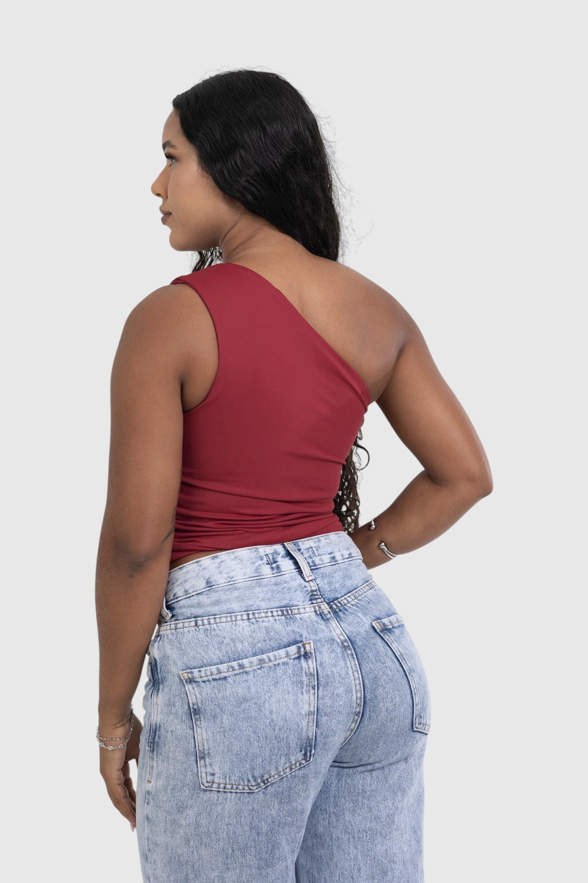 Modelo veste blusa nula manga cherry LA MAGIE | Roupas Femininas Básicas e Estilosas em suplex de poliamida premium.