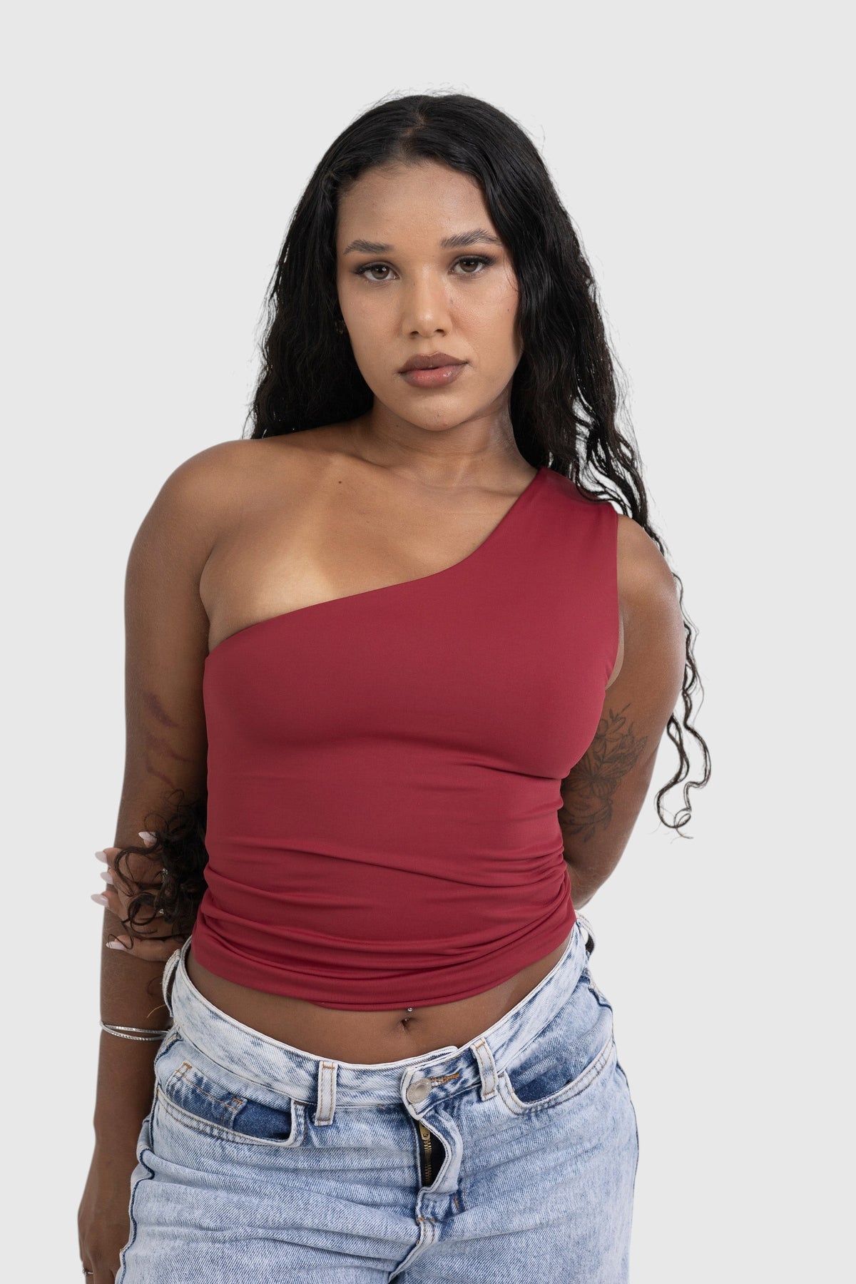 Modelo vestindo blusa nula manga vermelha LA MAGIE em suplex de poliamida com forro duplo e ajuste segunda pele.