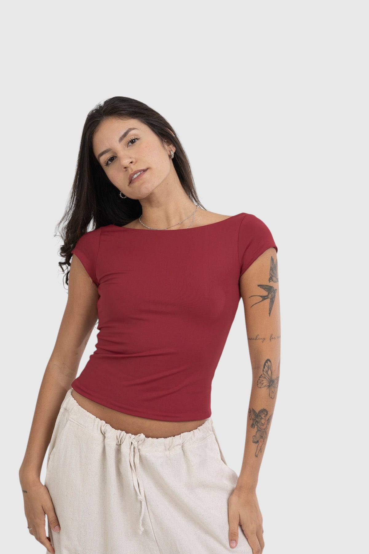 Modelo vestindo blusa vermelha de manga curta LA MAGIE em suplex de poliamida com ajuste segunda pele