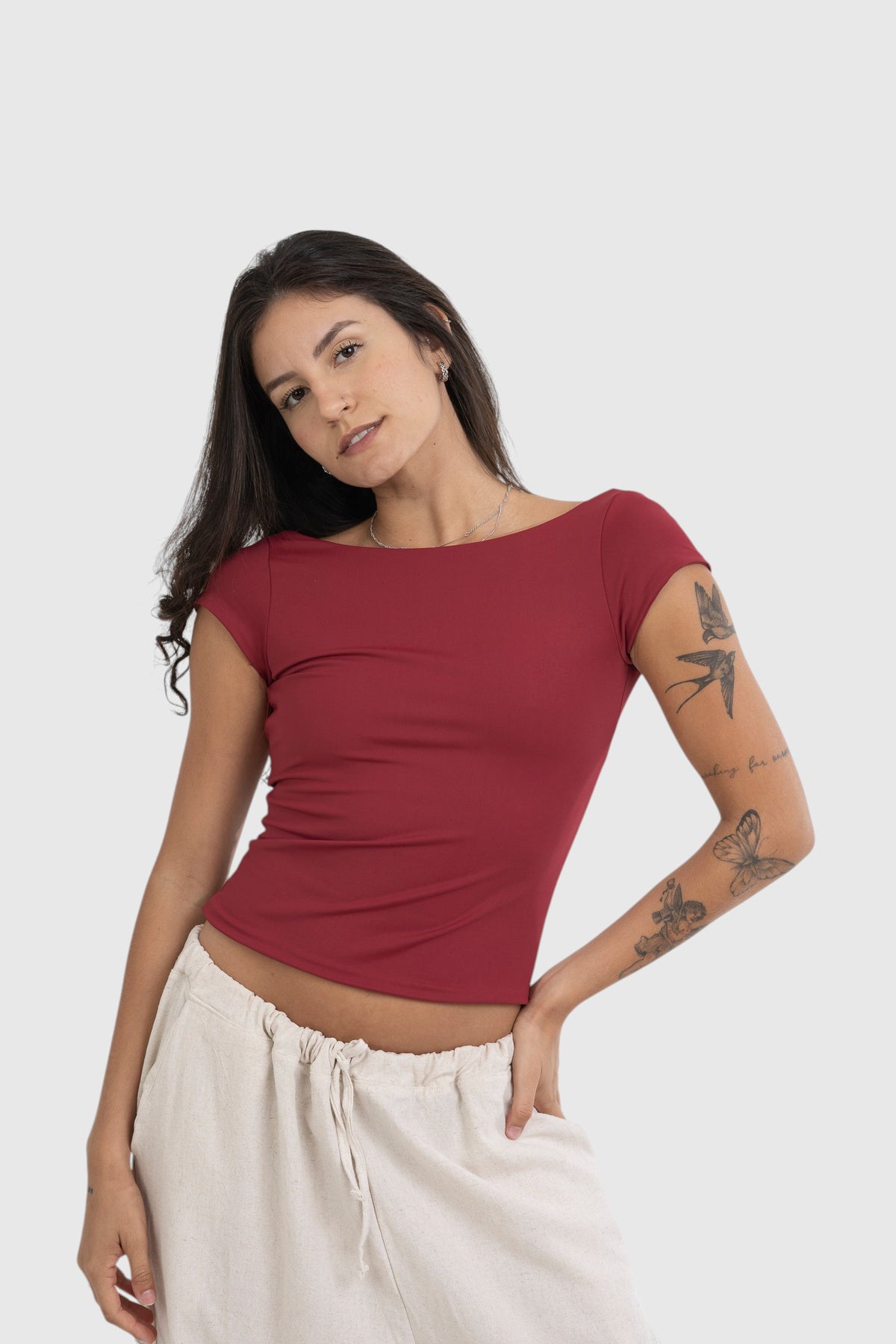 Modelo vestindo blusa LA MAGIE | Roupas Femininas Básicas e Estilosas vermelha de manga curta e tecido suplex premium