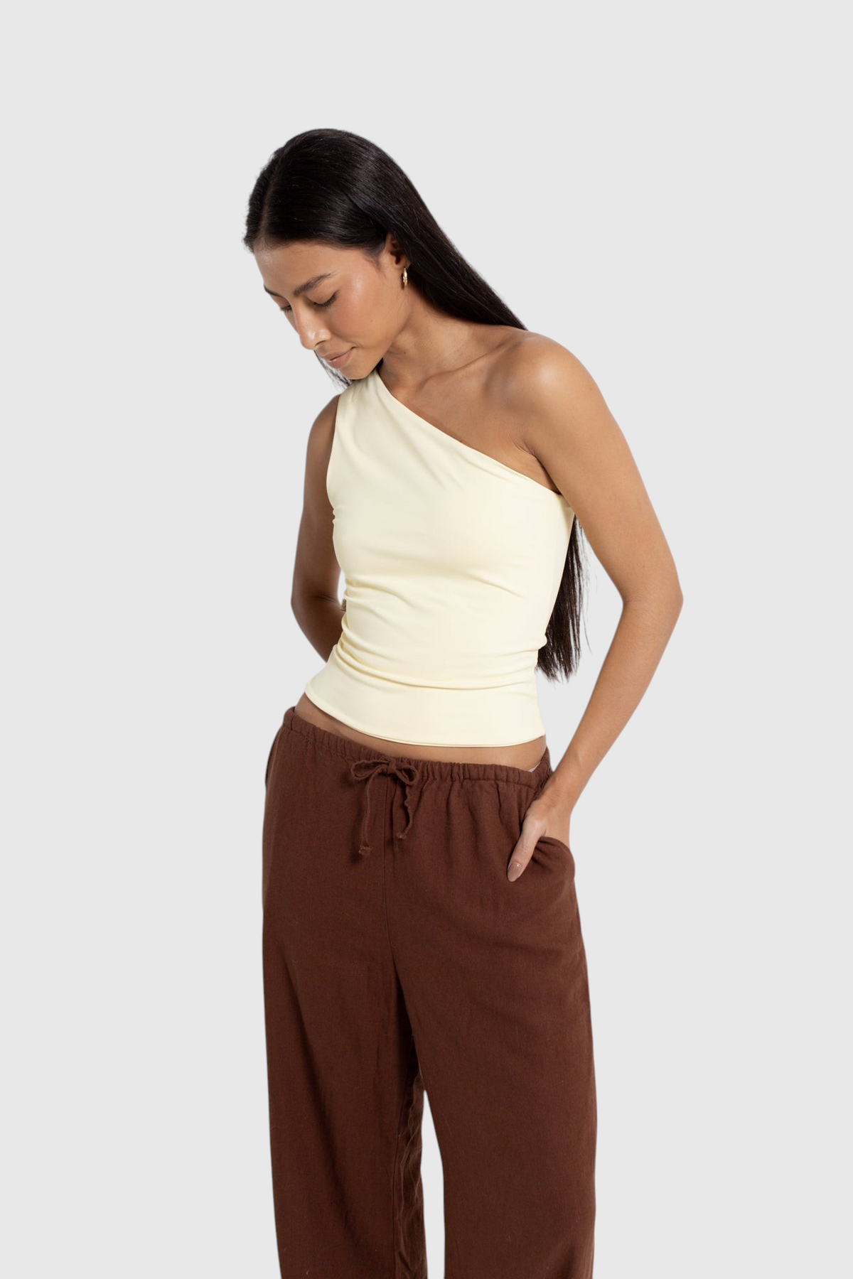 Modelo veste blusa nula manga off-white LA MAGIE em suplex de poliamida com forro duplo e ajuste segunda pele.