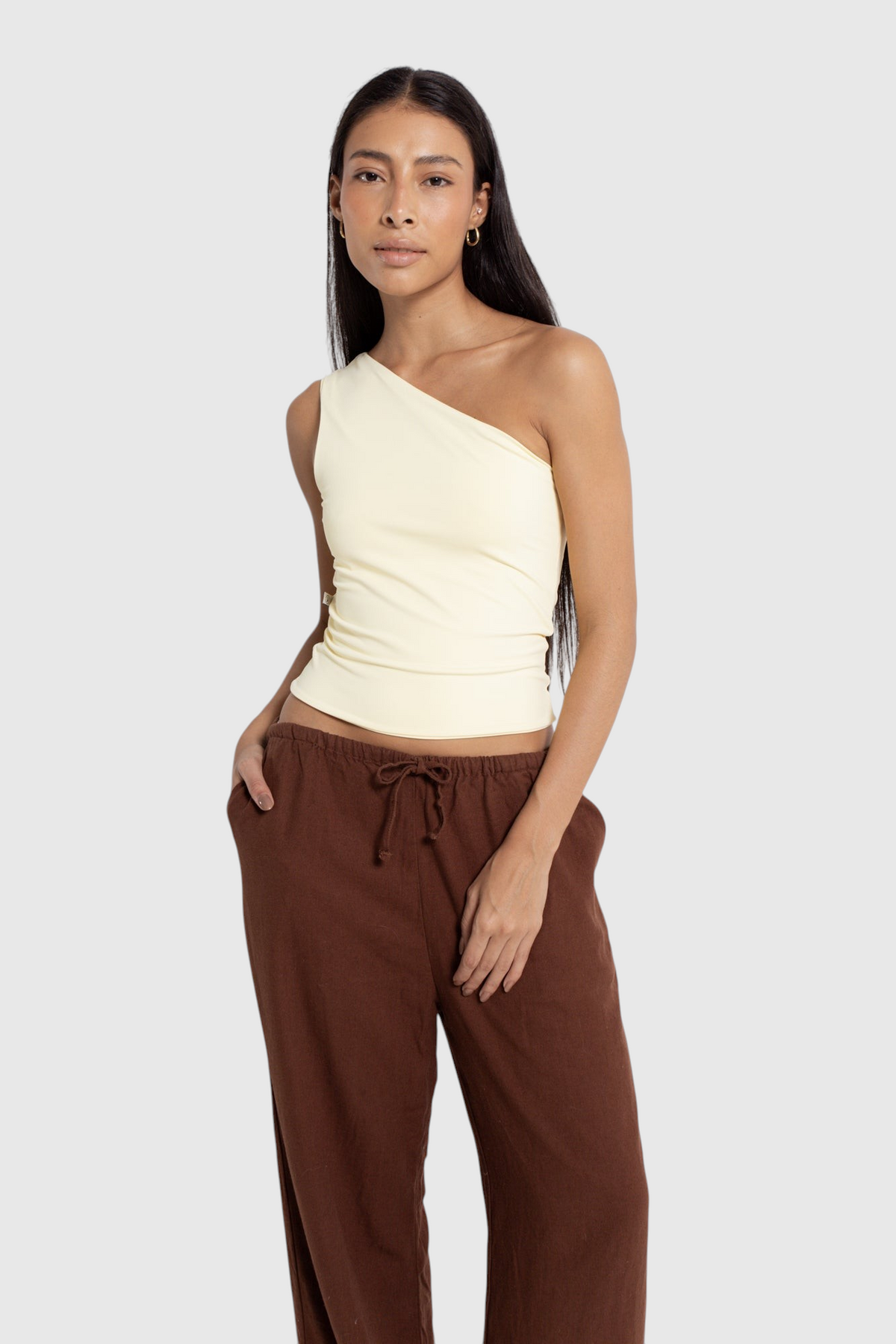 Modelo vestindo blusa nula manga off-white LA MAGIE | Roupas Femininas Básicas e Estilosas em suplex de poliamida.