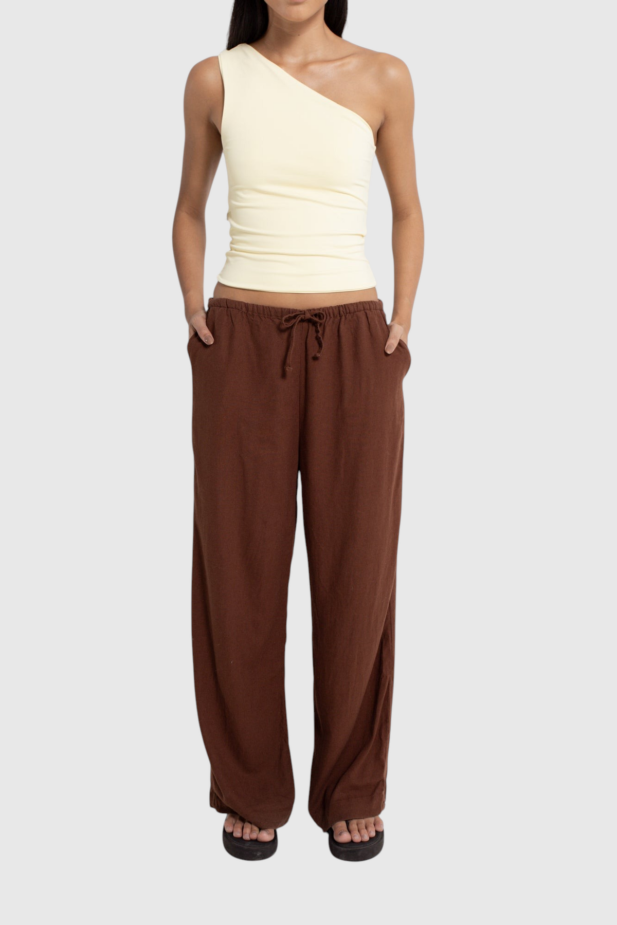 Modelo veste calça básica de linho marrom LA MAGIE | Roupas Femininas Básicas e Estilosas com cintura ajustável e bolsos