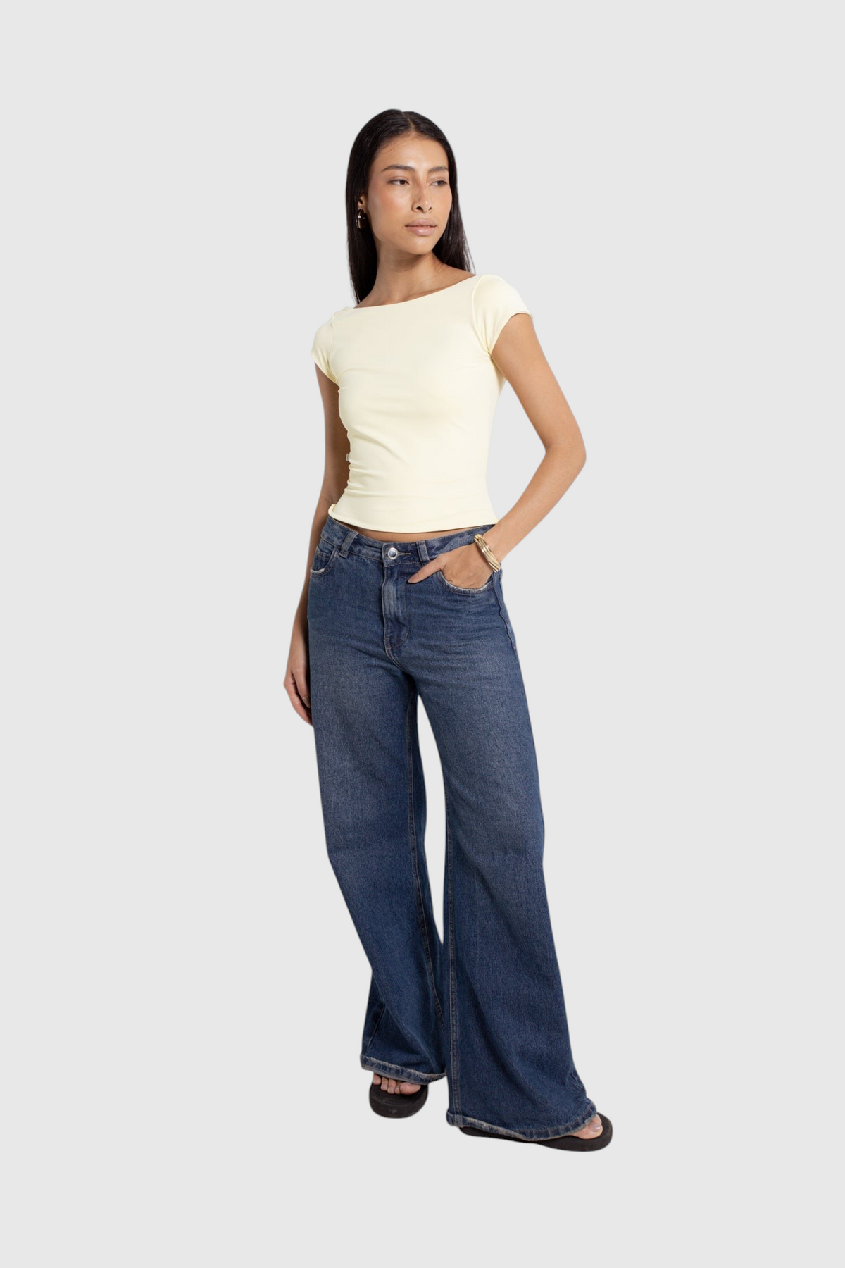 Modelo vestindo blusa LA MAGIE | Roupas Femininas Básicas e Estilosas amarela de manga curta e costas abertas em suplex