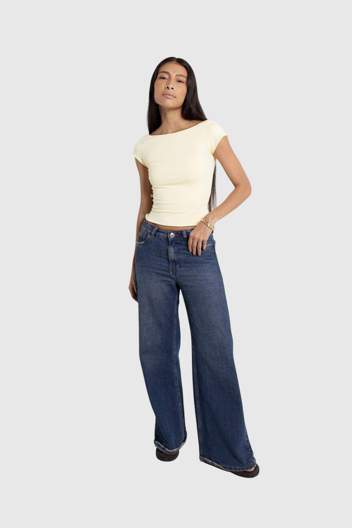 Modelo vestindo blusa amarela de manga curta LA MAGIE | Roupas Femininas Básicas e Estilosas com costas abertas
