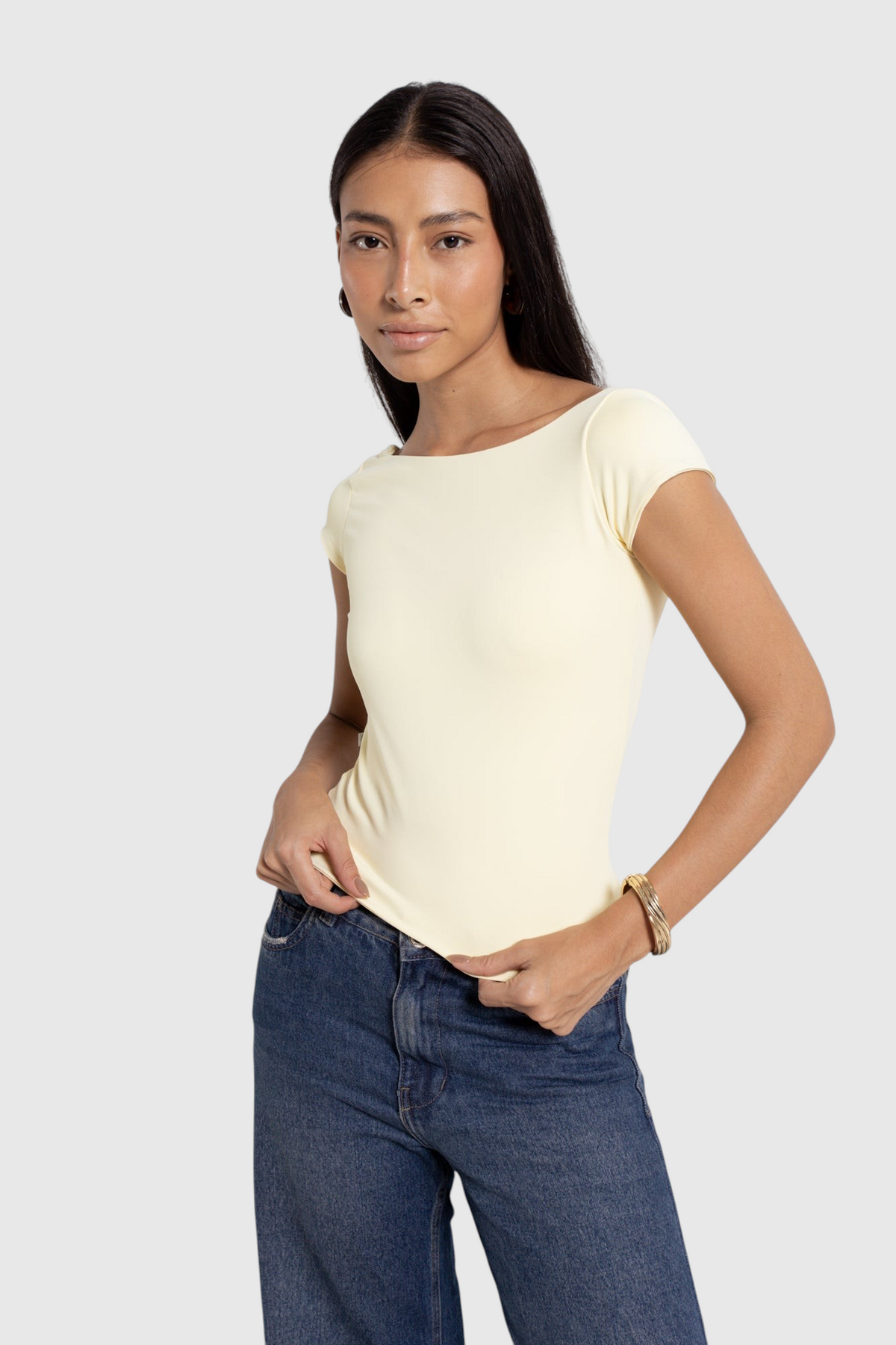 Modelo vestindo blusa amarela de manga curta LA MAGIE | Roupas Femininas Básicas e Estilosas em suplex de poliamida