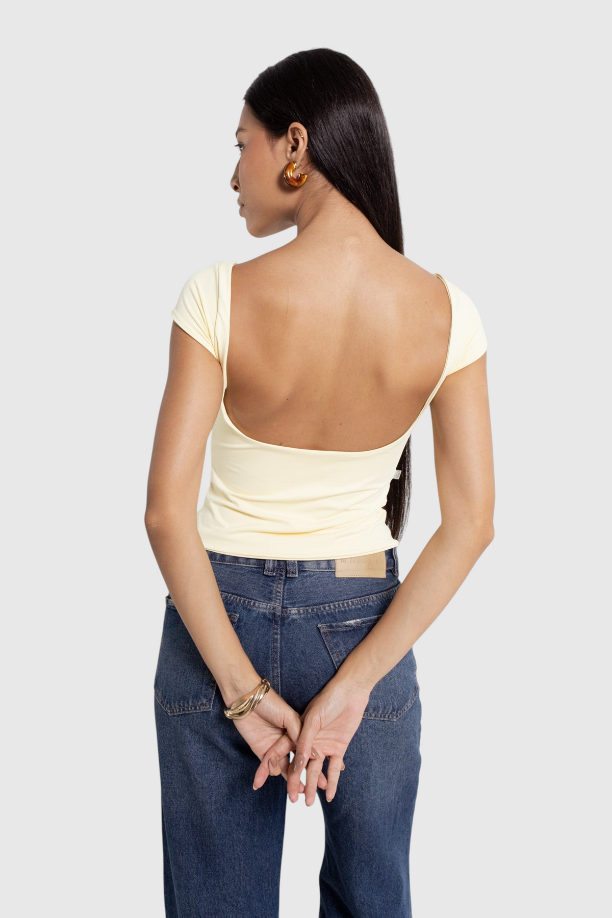 Modelo vestindo blusa amarela LA MAGIE Roupas Femininas Básicas e Estilosas com costas abertas em suplex de poliamida