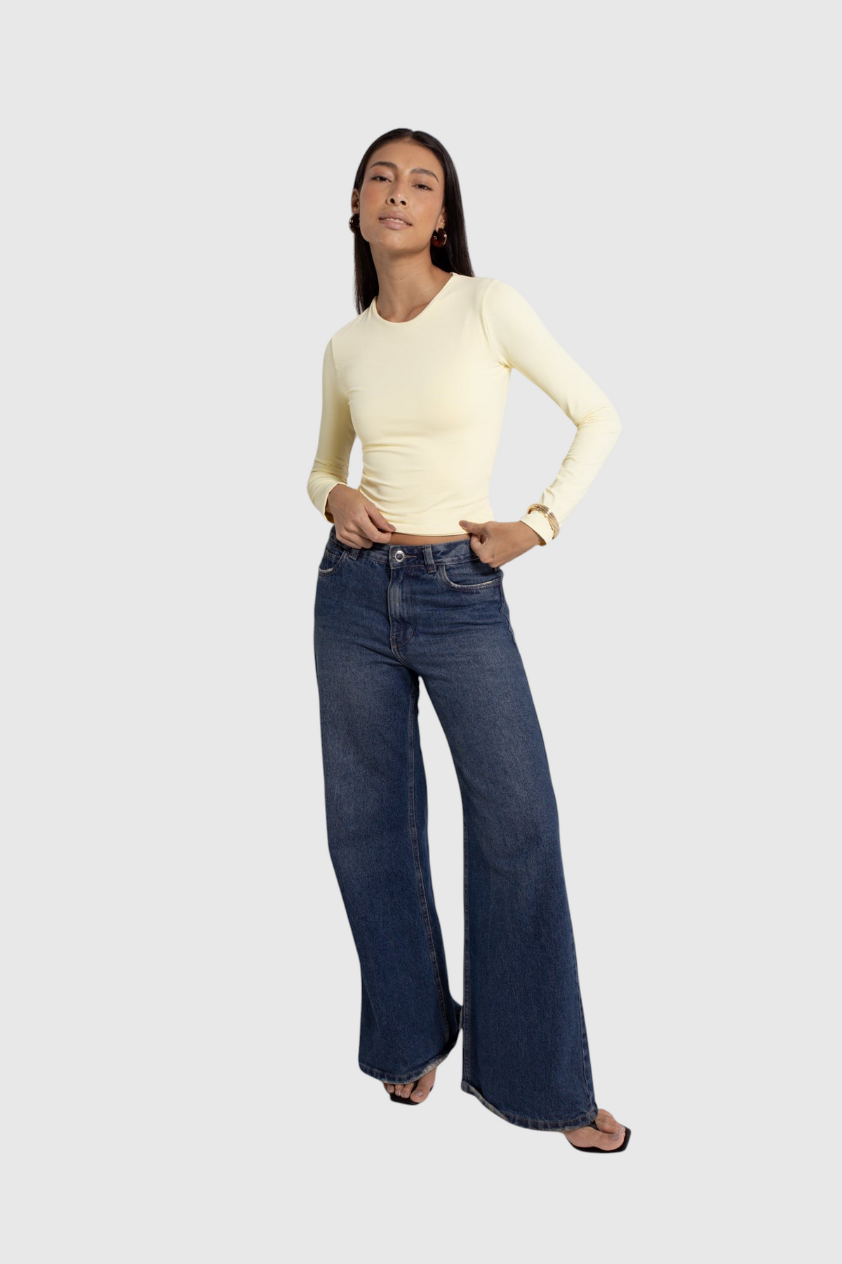 Modelo vestindo blusa básica de manga longa amarela LA MAGIE | Roupas Femininas Básicas e Estilosas com calça jeans