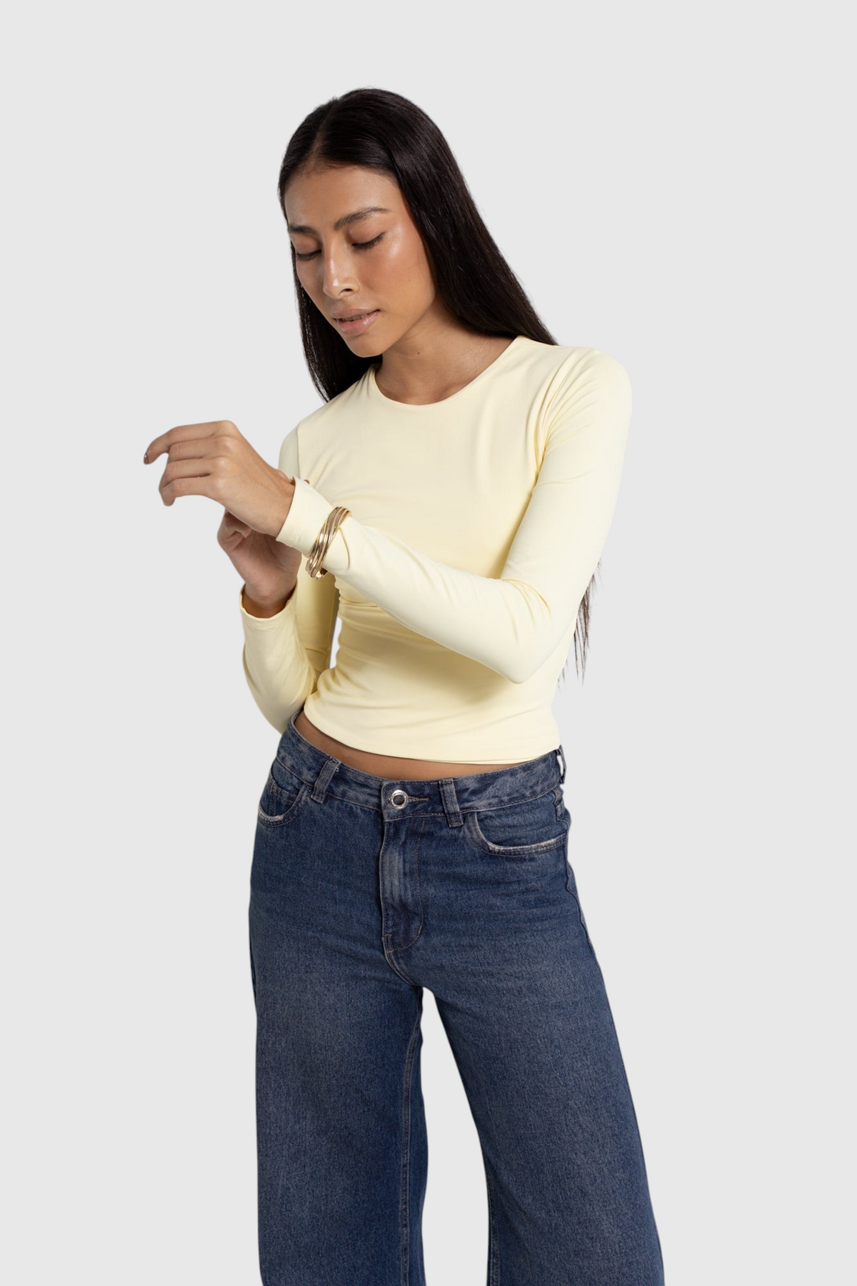 Modelo veste blusa básica de manga longa amarela LA MAGIE | Roupas Femininas Básicas e Estilosas em poliamida ajustada
