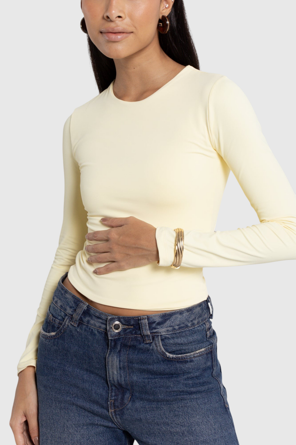 Modelo vestindo blusa básica de manga longa amarela da LA MAGIE | Roupas Femininas Básicas e Estilosas em poliamida.