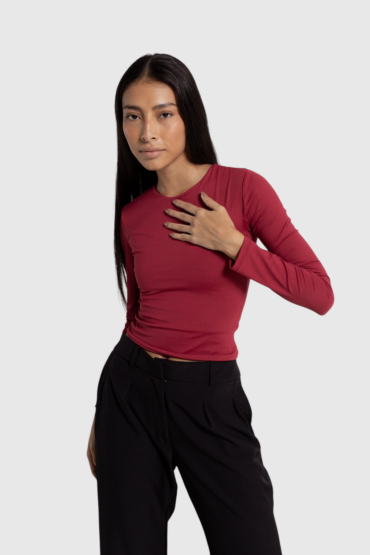 Modelo veste blusa básica de manga longa vermelha em poliamida da LA MAGIE | Roupas Femininas Básicas e Estilosas