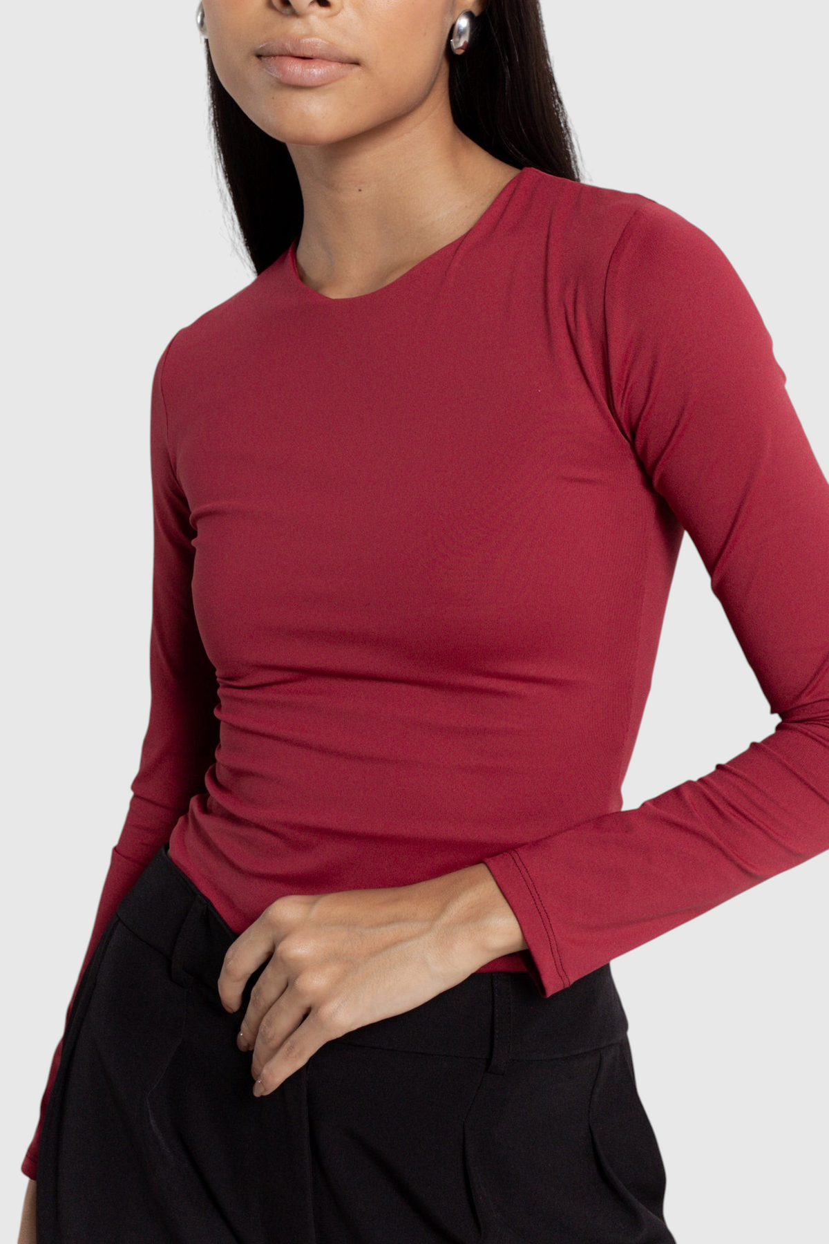 Modelo veste blusa básica de manga longa vermelha em poliamida da LA MAGIE | Roupas Femininas Básicas e Estilosas