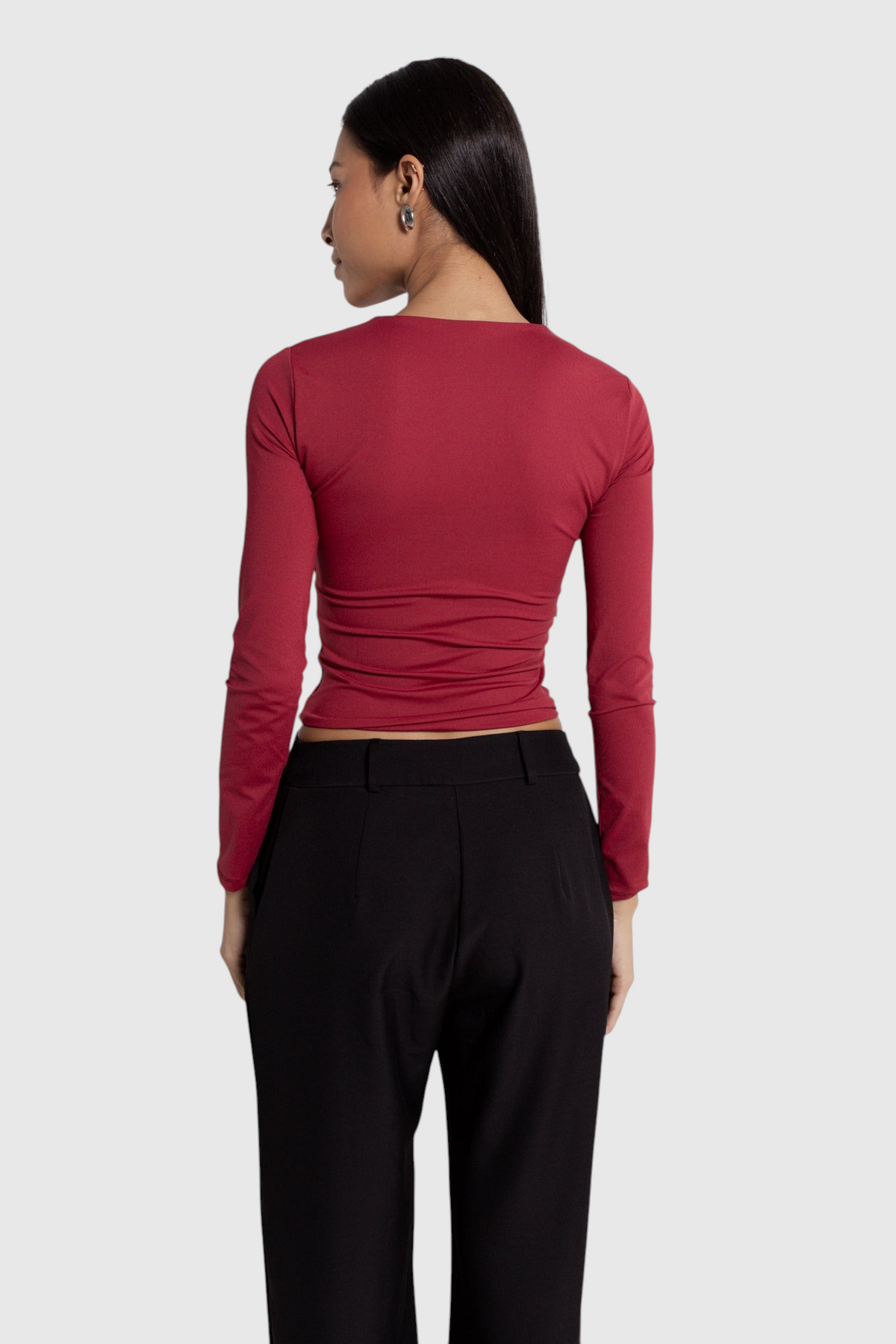 Modelo de costas vestindo blusa básica de manga longa vermelha em poliamida da LA MAGIE | Roupas Femininas Básicas e Estilosas