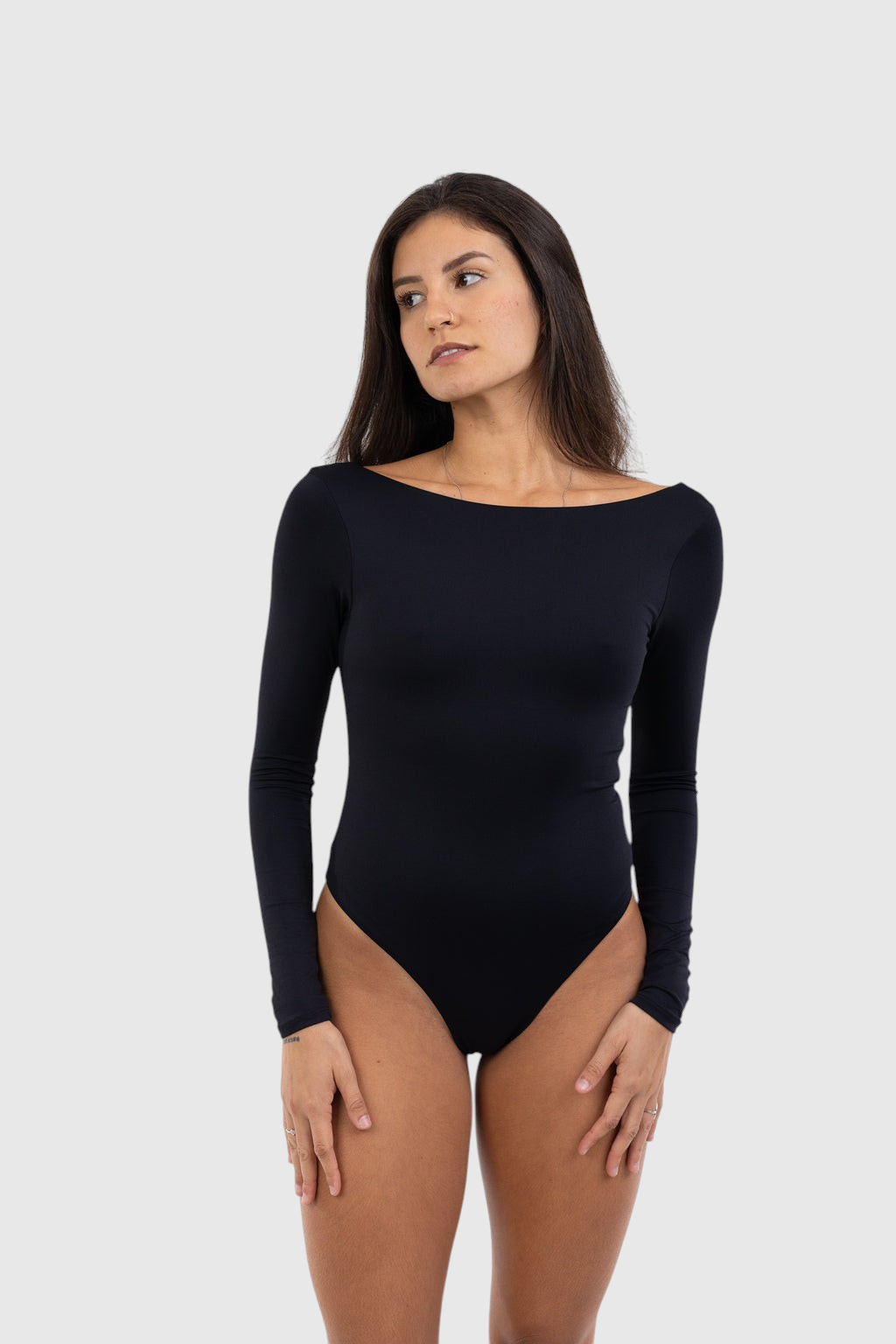 Modelo vestindo body LA MAGIE | Roupas Femininas Básicas e Estilosas preto de manga longa com decote quadrado.