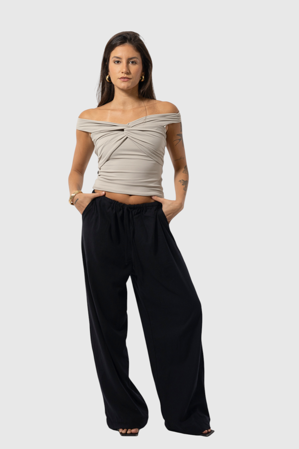 Modelo vestindo calça preta de linho misto da LA MAGIE | Roupas Femininas Básicas e Estilosas com ajuste na cintura.
