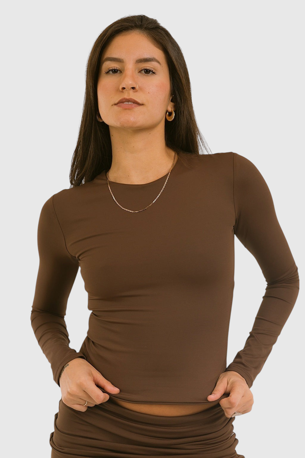 Modelo vestindo blusa básica de manga longa marrom da LA MAGIE | Roupas Femininas Básicas e Estilosas em poliamida.