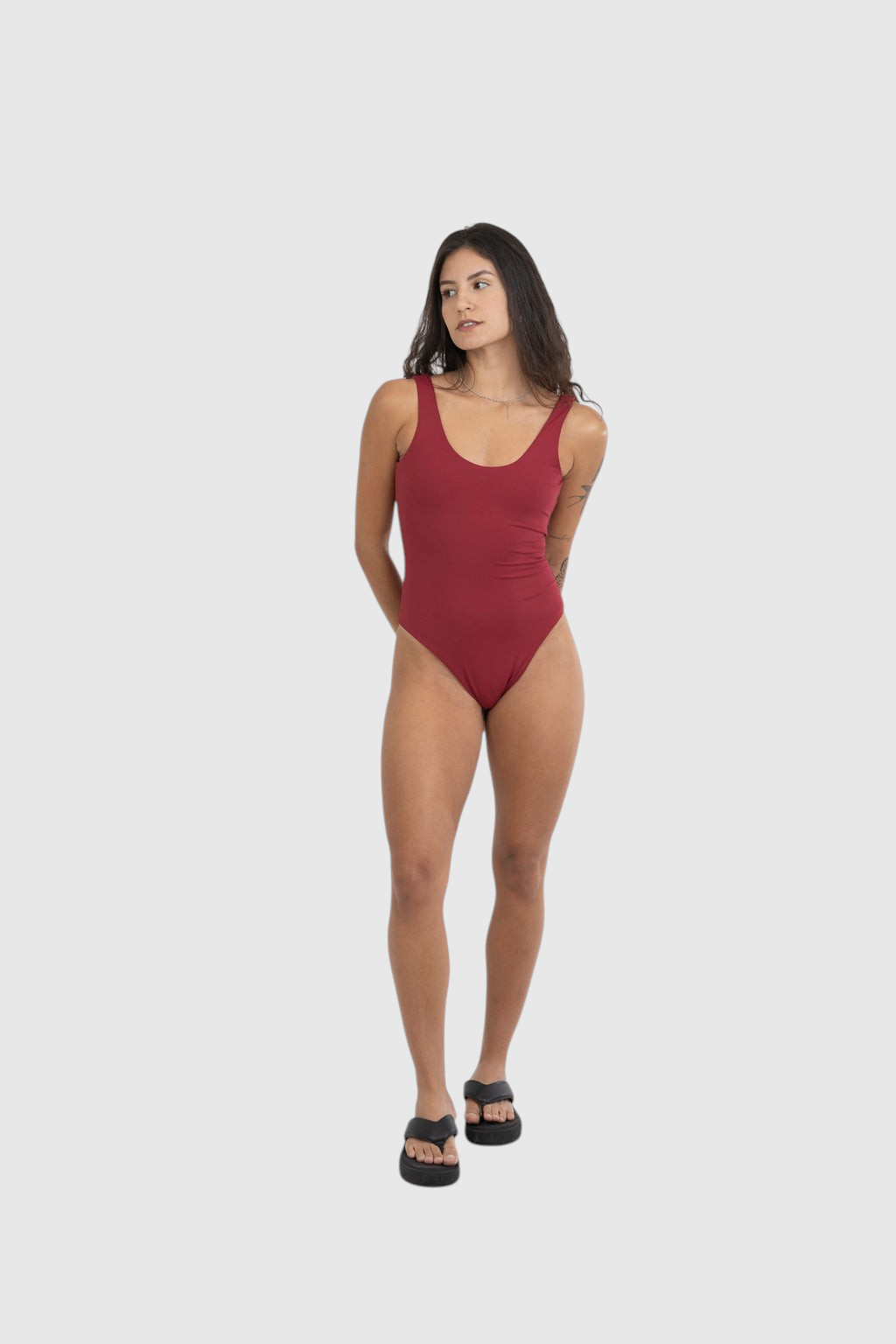 Modelo vestindo body cavado vermelho LA MAGIE | Roupas Femininas Básicas e Estilosas com decote e costas abertas