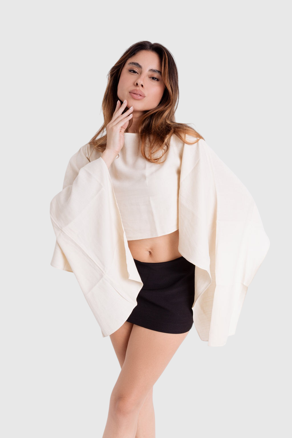 Modelo vestindo blusa Aura capa off-white de viscose rústica com modelagem ampla e mangas fluidas da LA MAGIE | Roupas Femininas Básicas e Estilosas