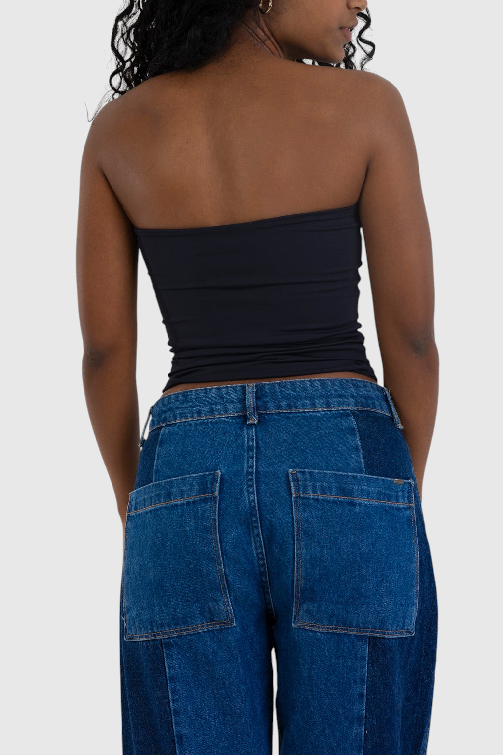 Modelo de costas vestindo blusa tube preta em suplex de poliamida premium da LA MAGIE | Roupas Femininas Básicas e Estilosas