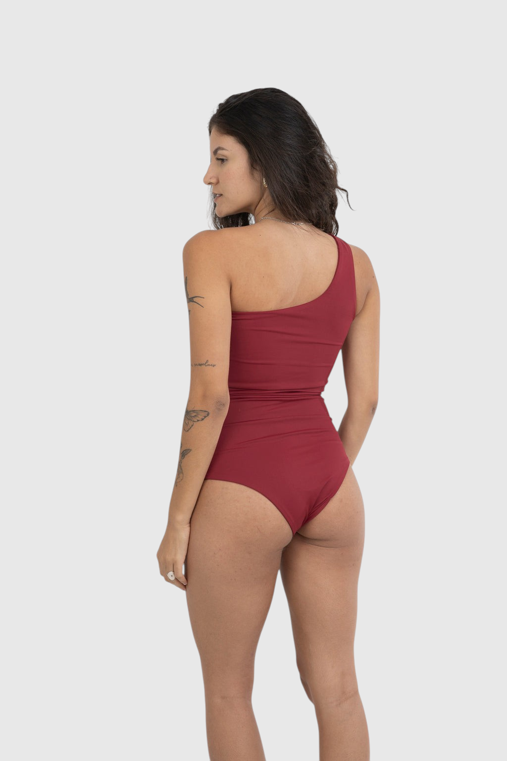 Modelo vestindo body nula manga vermelho LA MAGIE | Roupas Femininas Básicas e Estilosas em poliamida com forro duplo.