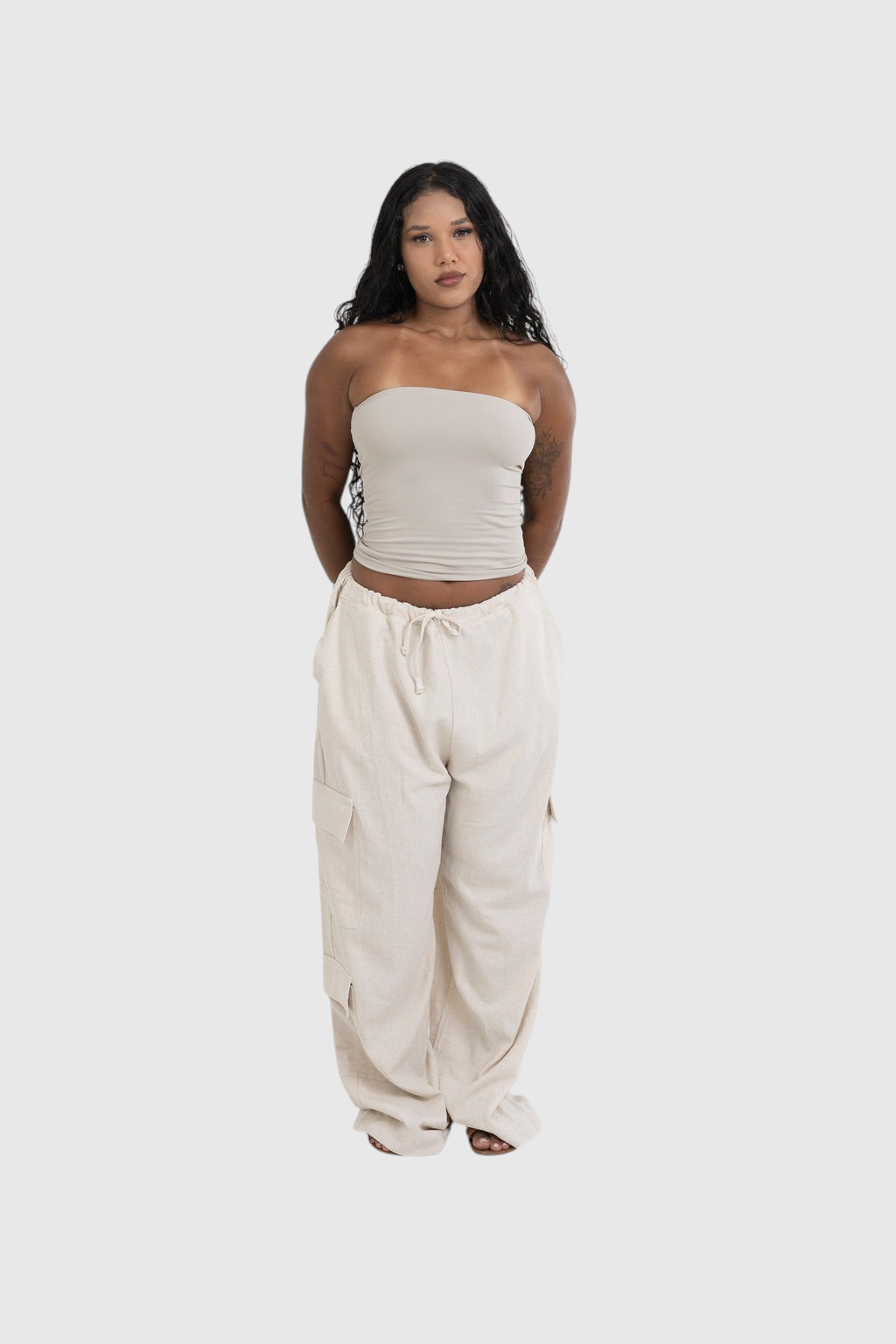 Modelo vestindo blusa tube bege LA MAGIE | Roupas Femininas Básicas e Estilosas em suplex de poliamida com calça
