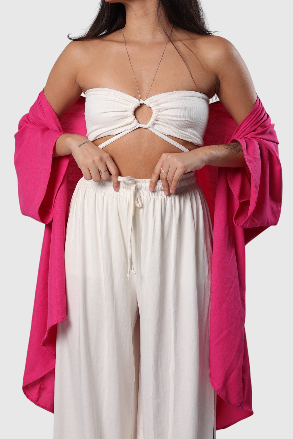 Kimono LA MAGIE | Roupas Femininas Básicas e Estilosas rosa de viscose rústica com mangas amplas sobre look off-white