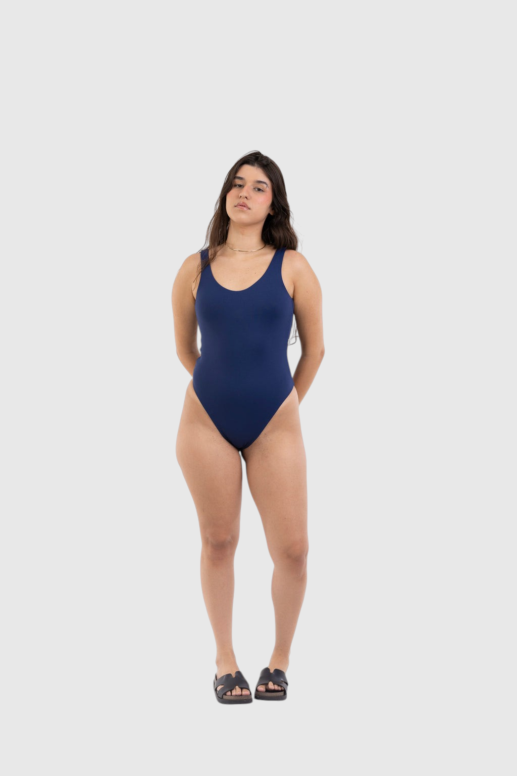Modelo vestindo body cavado azul marinho LA MAGIE | Roupas Femininas Básicas e Estilosas com decote e costas abertas