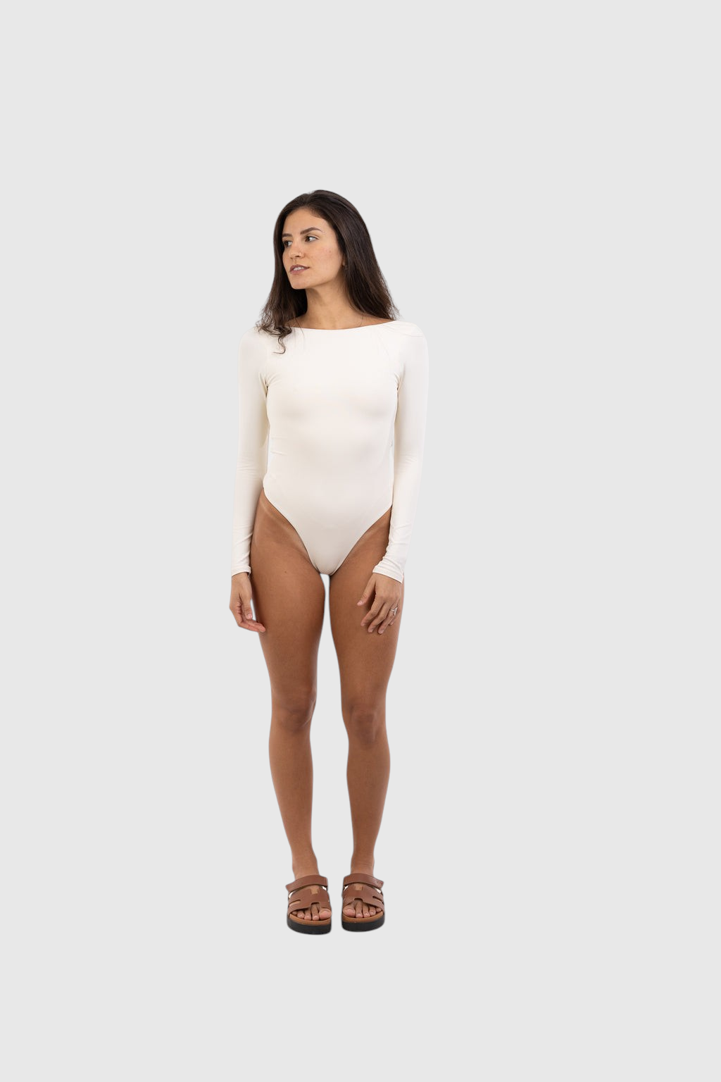 Modelo vestindo body básico manga longa off-white da LA MAGIE | Roupas Femininas Básicas e Estilosas com decote quadrado