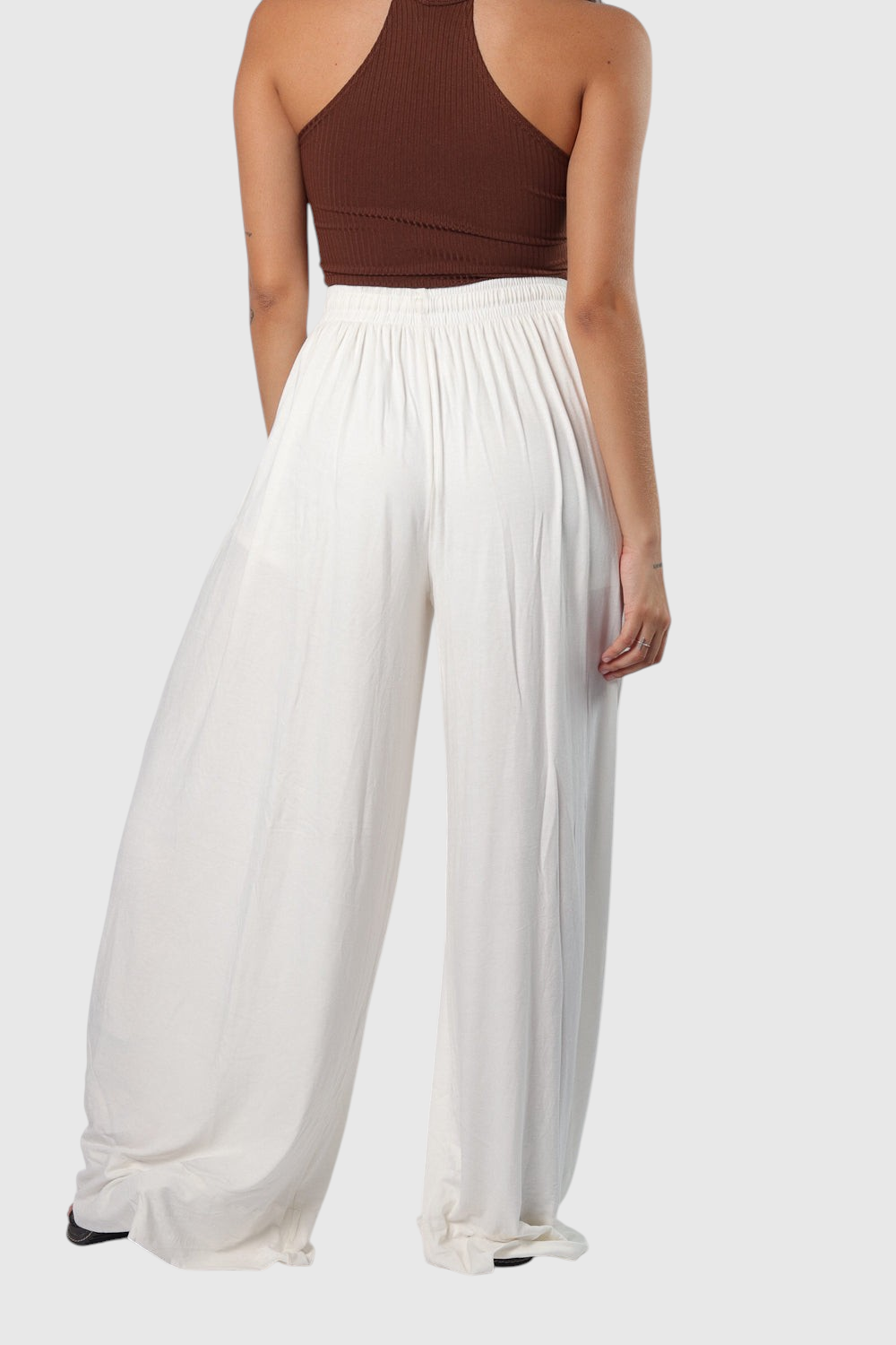 Pantalona off white LA MAGIE | Roupas Femininas Básicas e Estilosas em viscolycra com cós elástico, vista de costas.