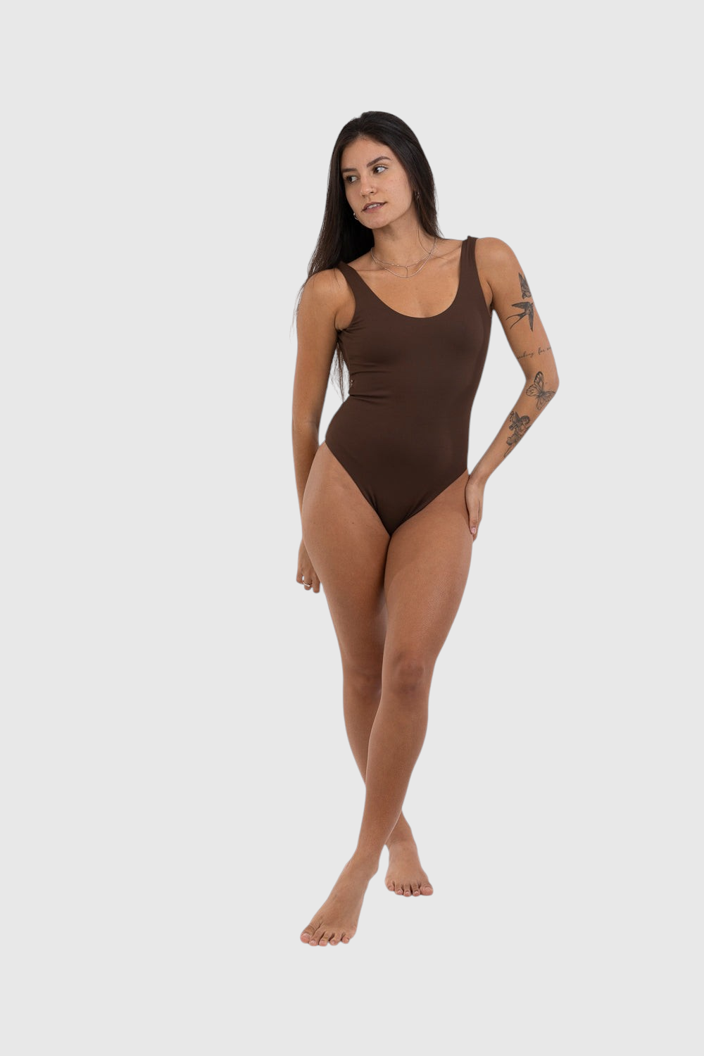 Modelo vestindo body cavado marrom LA MAGIE | Roupas Femininas Básicas e Estilosas com decote e costas abertas em poliamida.