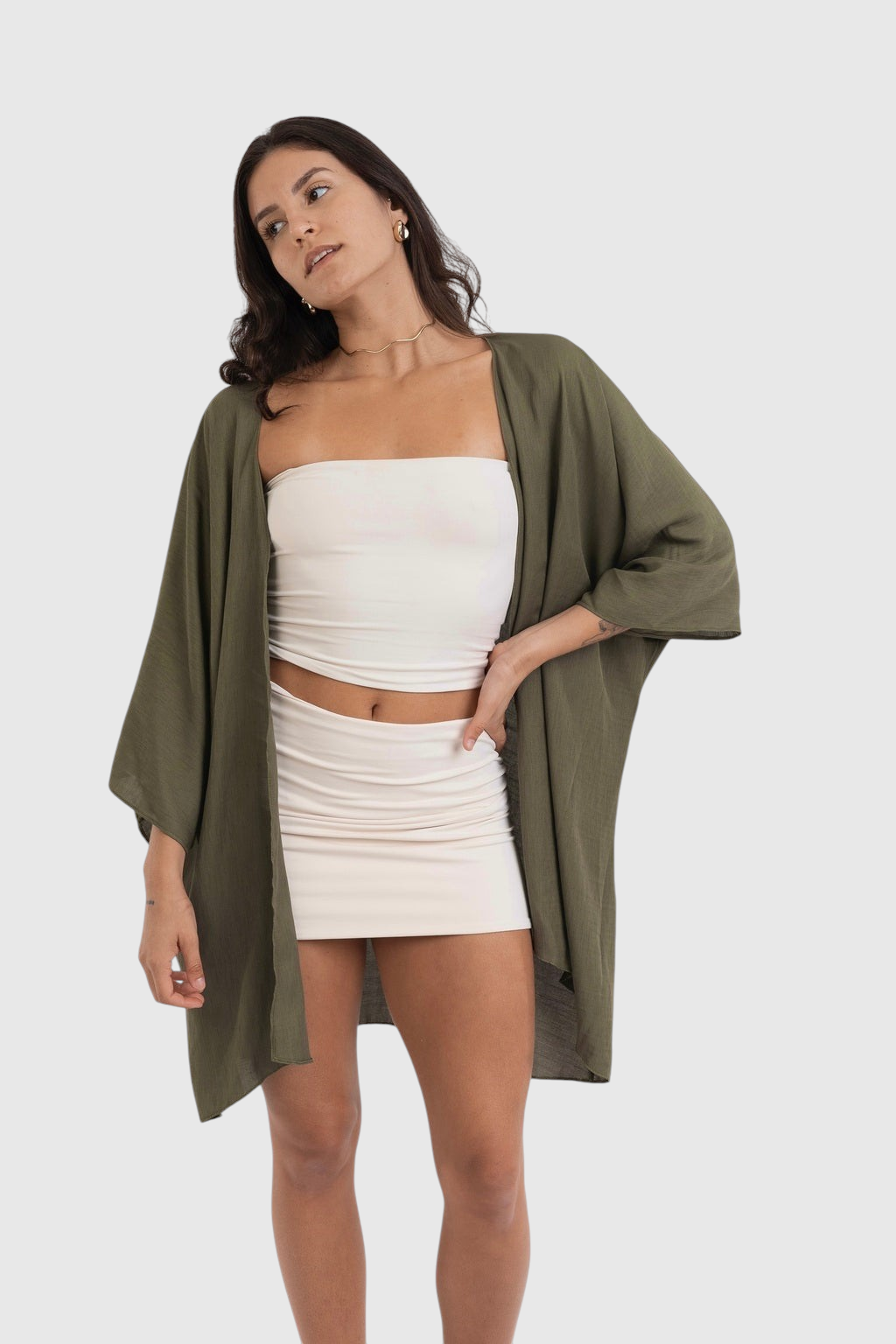 Modelo veste kimono verde LA MAGIE | Roupas Femininas Básicas e Estilosas em viscose rústica com mangas amplas.