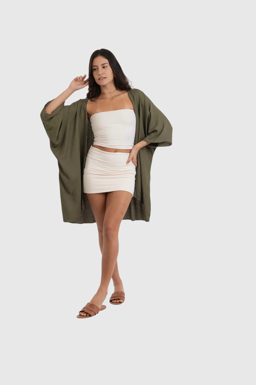 Modelo vestindo kimono verde oliva LA MAGIE | Roupas Femininas Básicas e Estilosas em viscose rústica com manga ampla